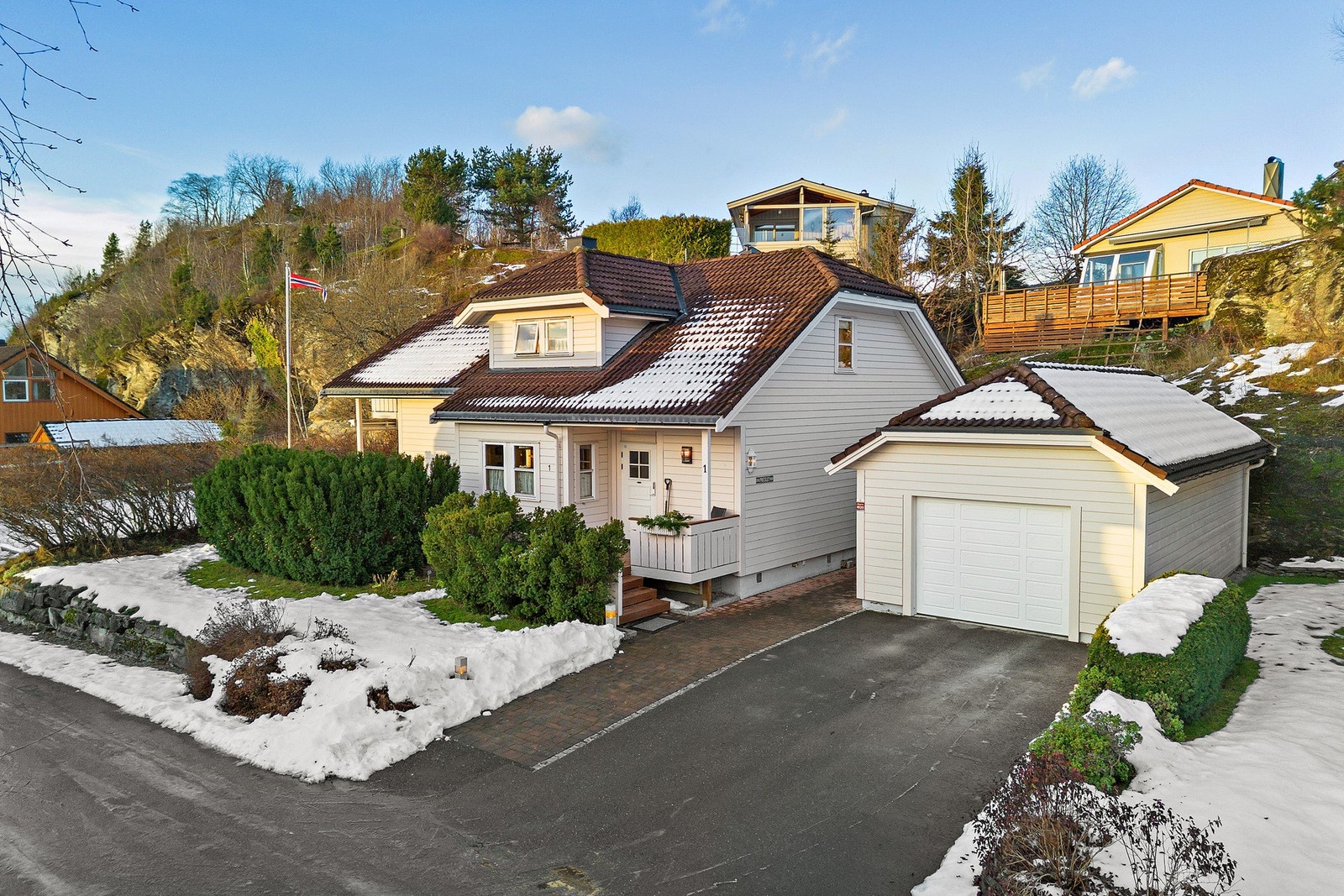 Velkommen til Nypevangen 1! En velholdt og flott eiendom på totalt 282 m² BRA i et rolig og trygt boligstrøk - med beliggenhet i blindveg. Galleribilde