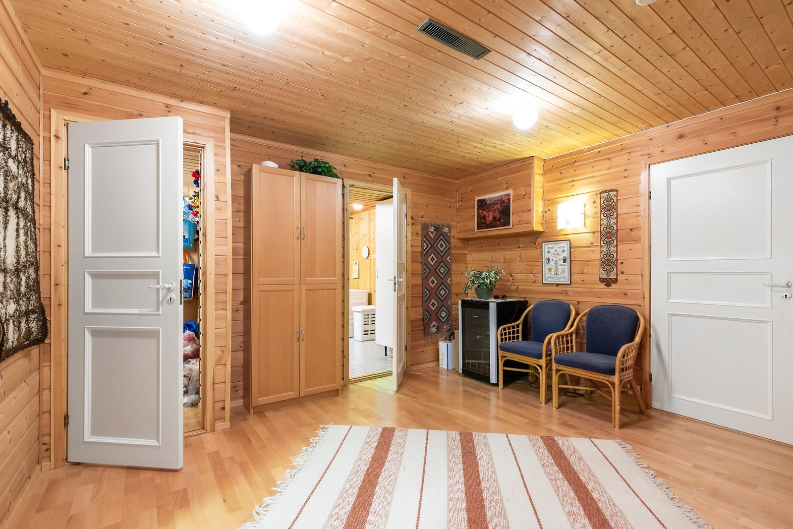 Mye potensial hvor det bla. er en stor bod på 33 m², samt at det er etablert inngangsdør ned til noe som i dag benyttes til vedbod. Galleribilde