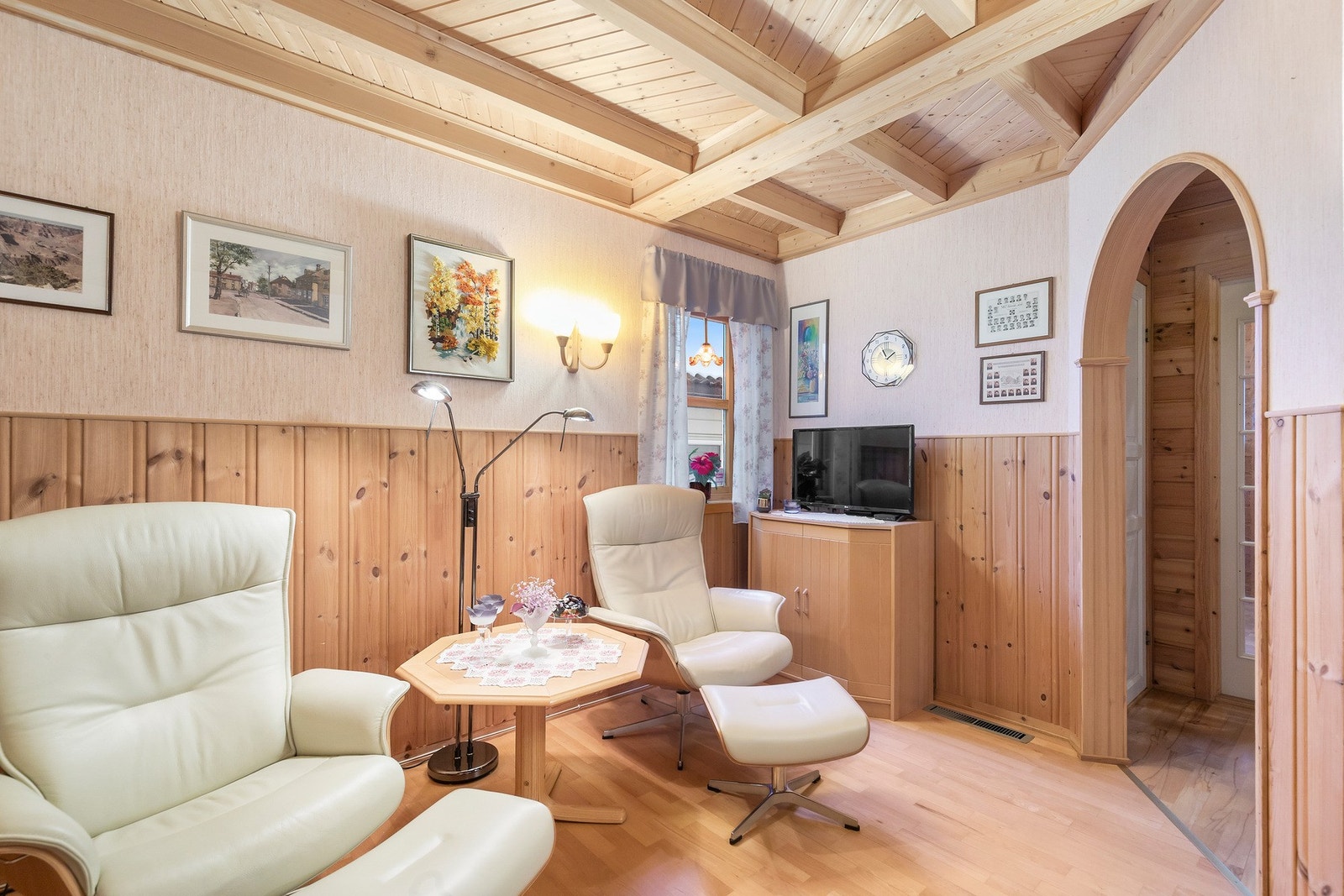 Rommet er betegnet som kontor/soverom i byggetegninger - En romslig bolig hvor det er potensial for å etablere flere soverom. Galleribilde