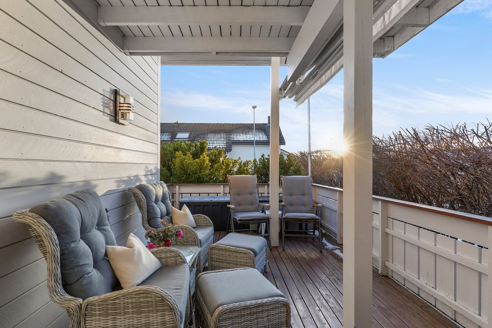 Terrassen er vestvendt mot lekeplassen, og er på 20 m². Galleribilde