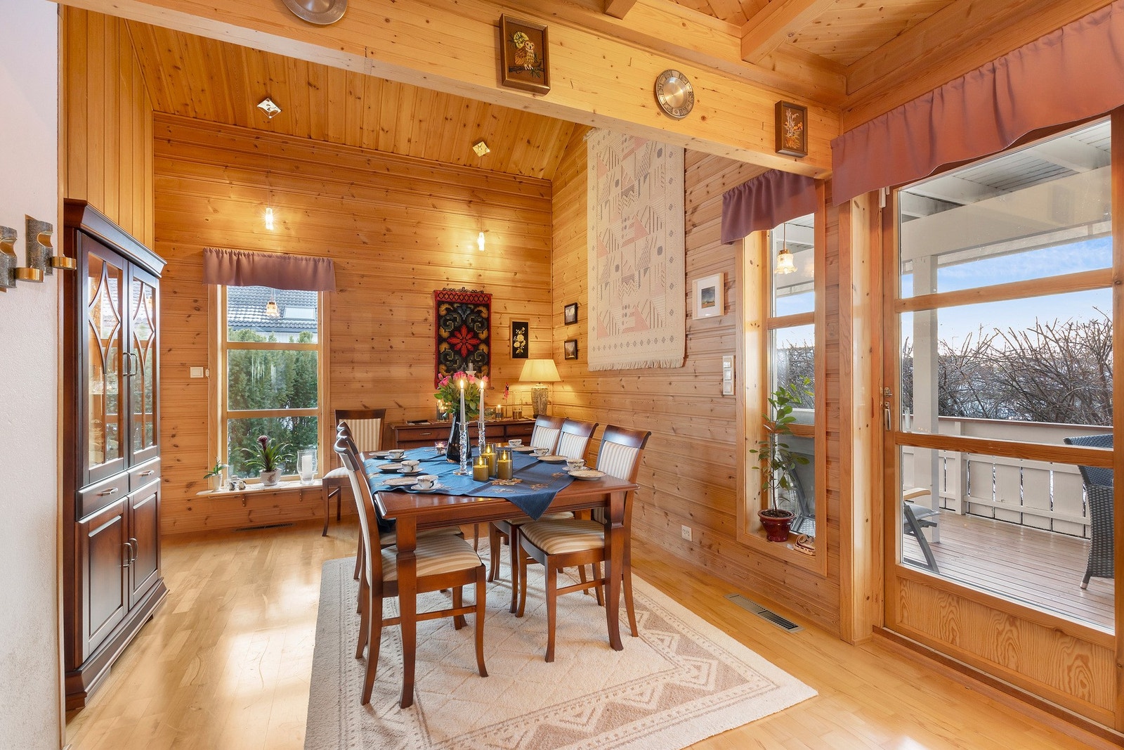 Stue/spisestue med utgang til hagen. Galleribilde