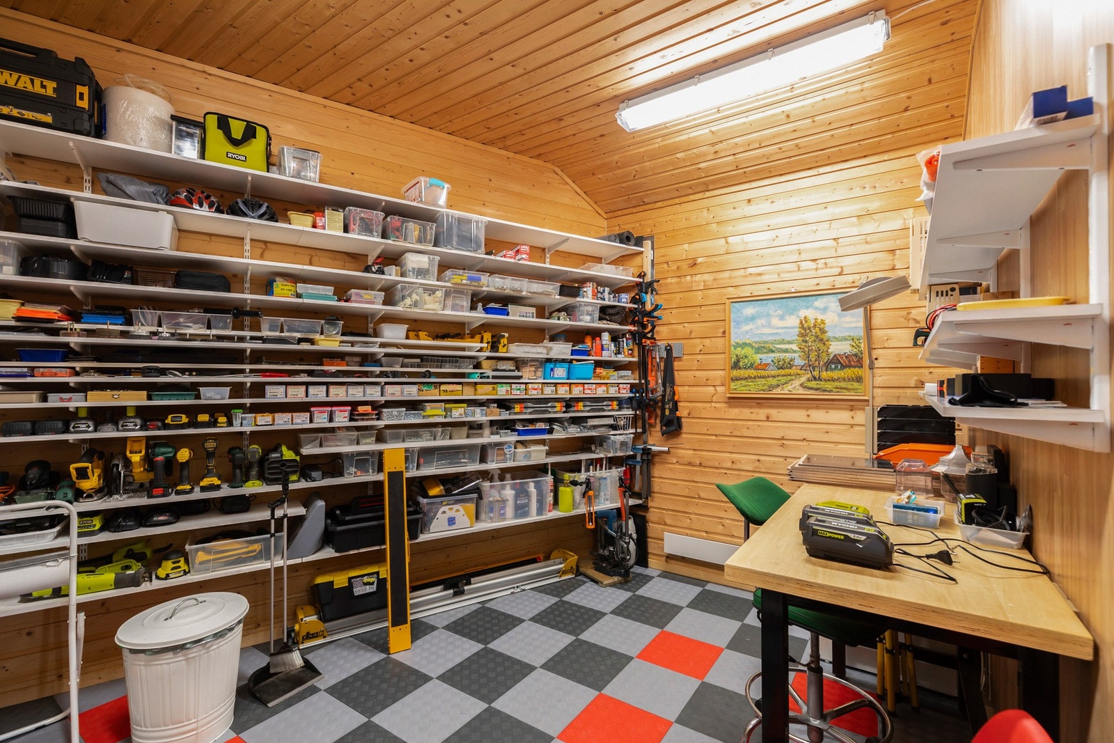 Stor og praktisk bod i tilknytning til garasje. Galleribilde