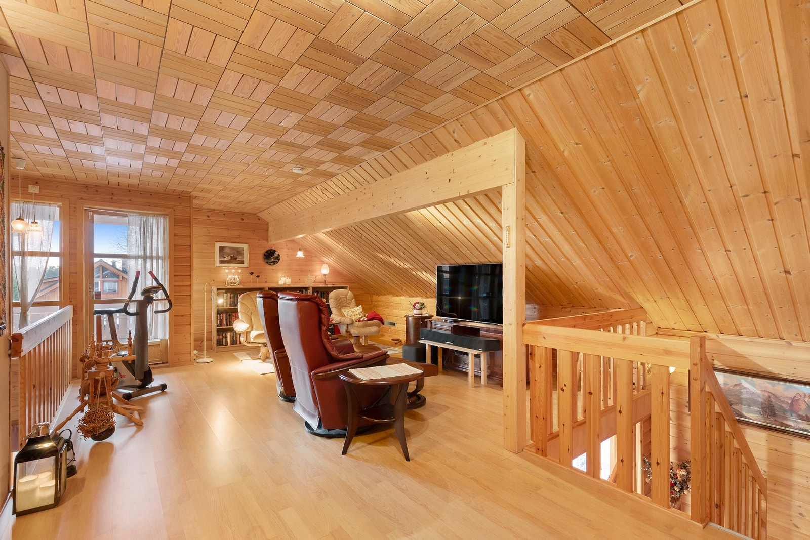 Loftetasjen er innredet med loftstue, soverom, baderom og garderobe - samt utgang til balkong. Galleribilde