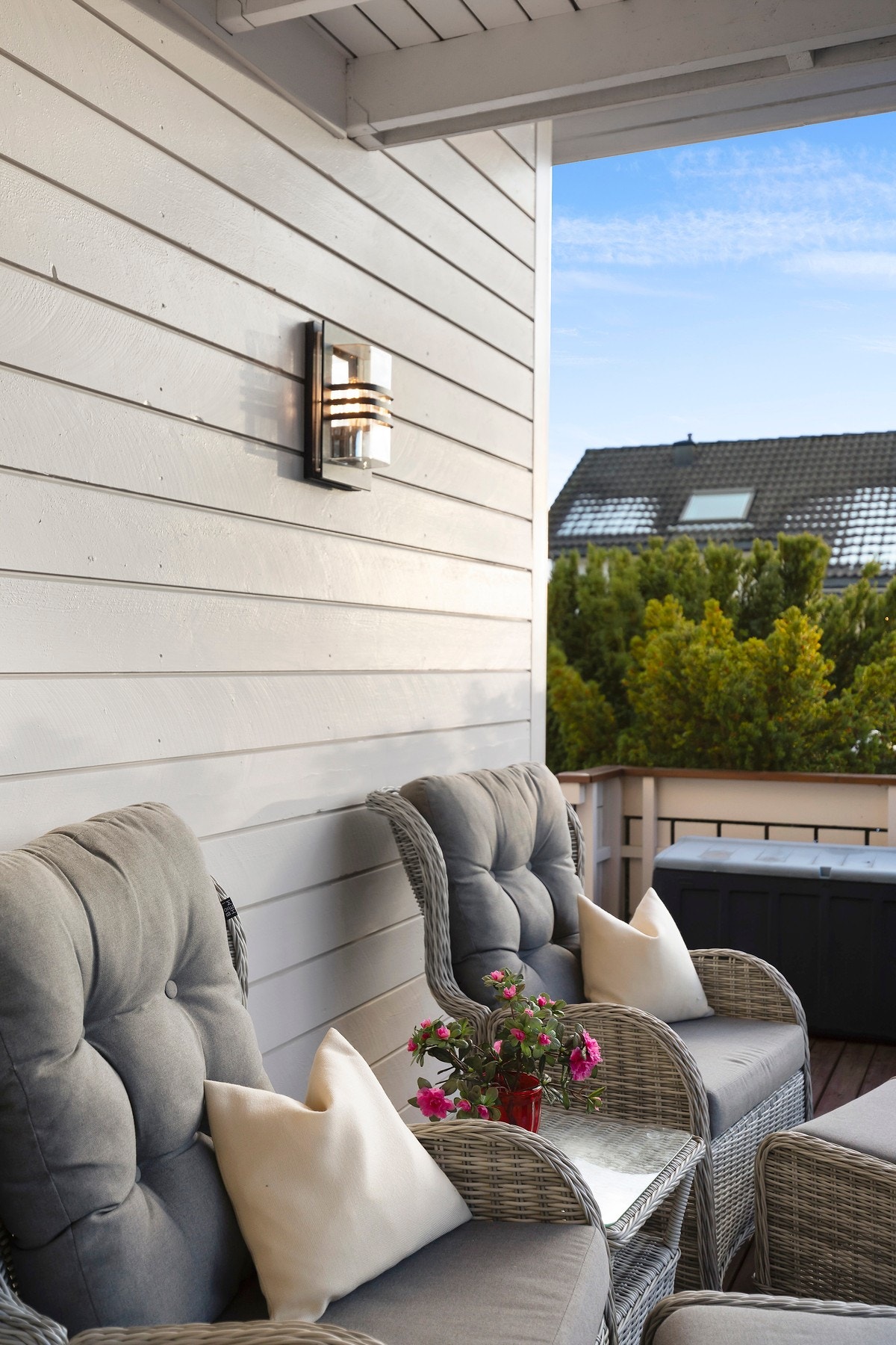 Et skjermet, tilbaketrukket og delvis takoverbygget uterom. Galleribilde