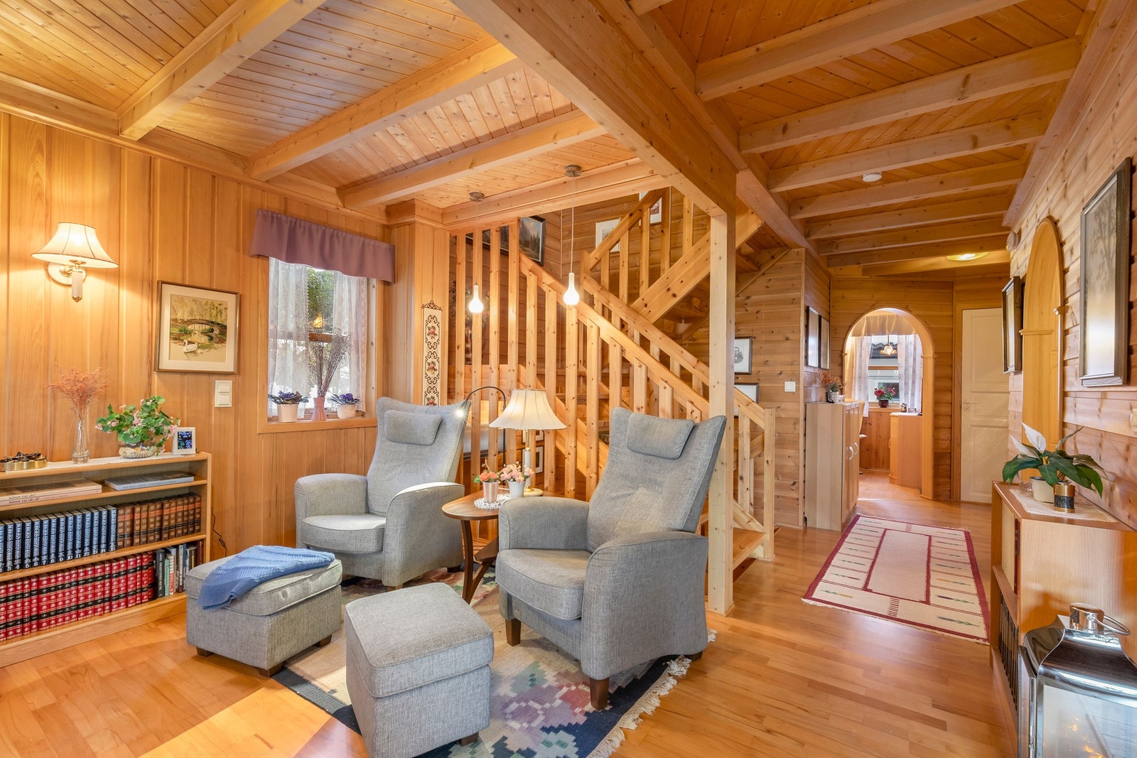 Stue og mellomgang til kontor/soverom, toalettrom og bod i 1. etasje. Galleribilde