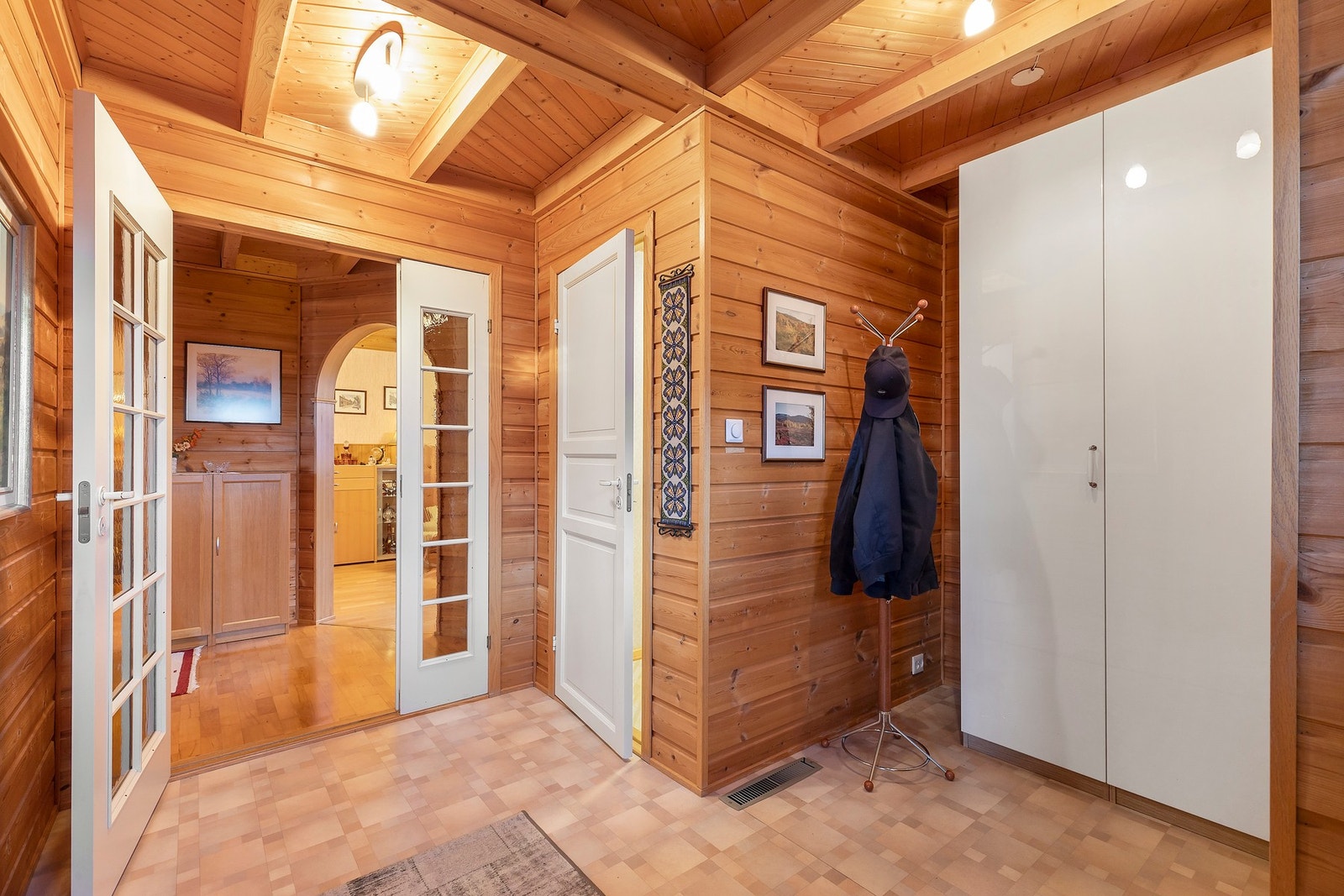 Romslig og praktisk vindfang i 1. etasje med god plass til garderobeløsninger. Galleribilde