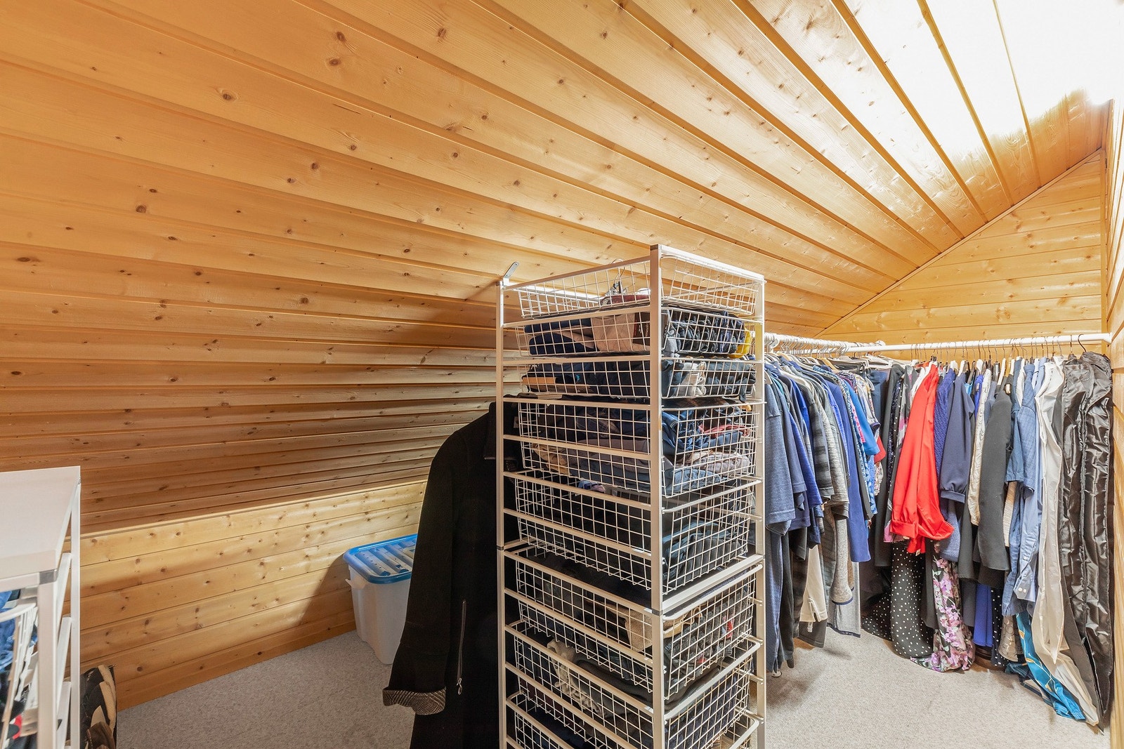 Praktisk garderoberom i loftsetasje. Galleribilde