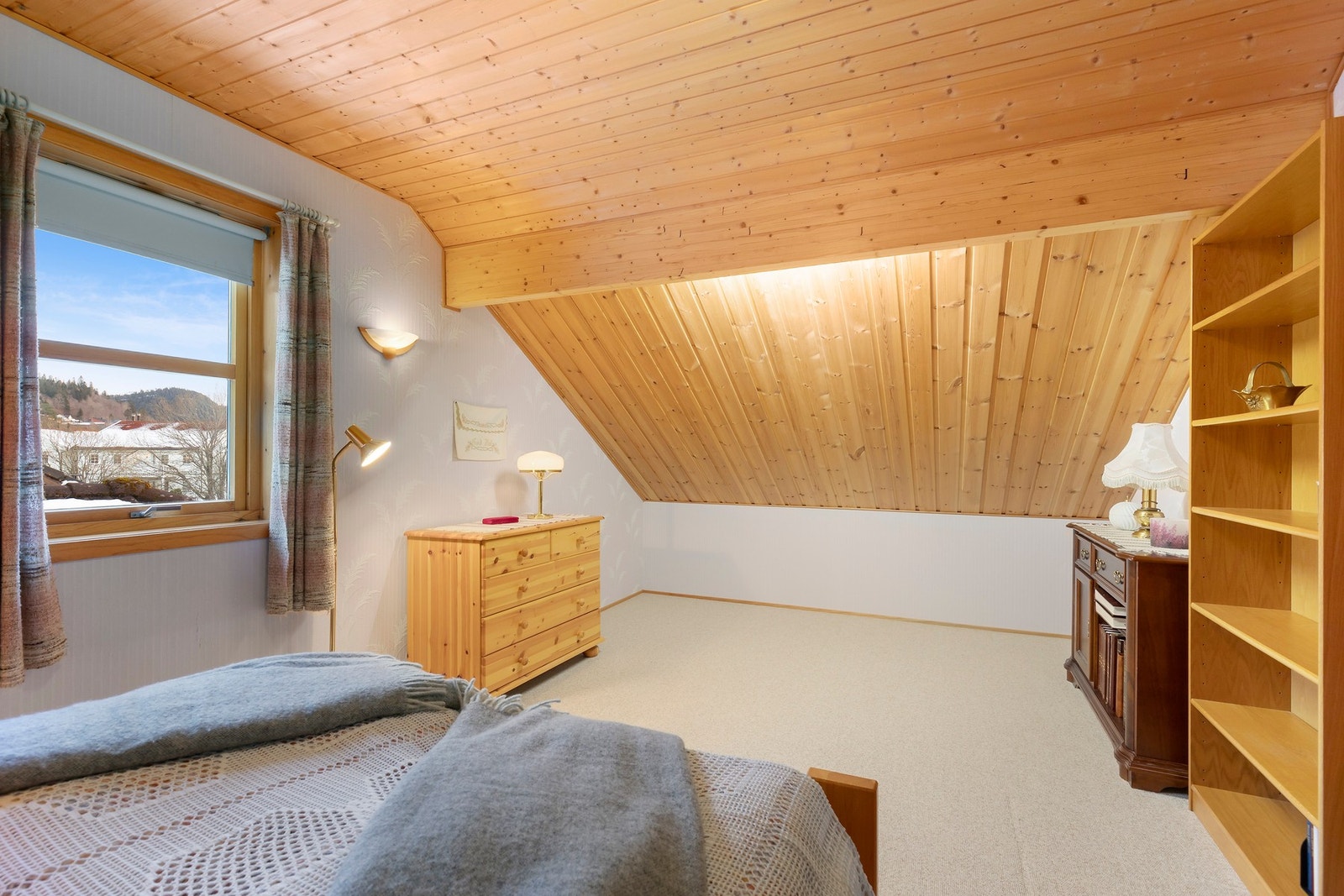 Rommet har også tilknytning til garderoberom. Det gjøres oppmerksom på at opprinnelige kott i loftsetasje er innlemmet i soverom og på loftstue. Galleribilde