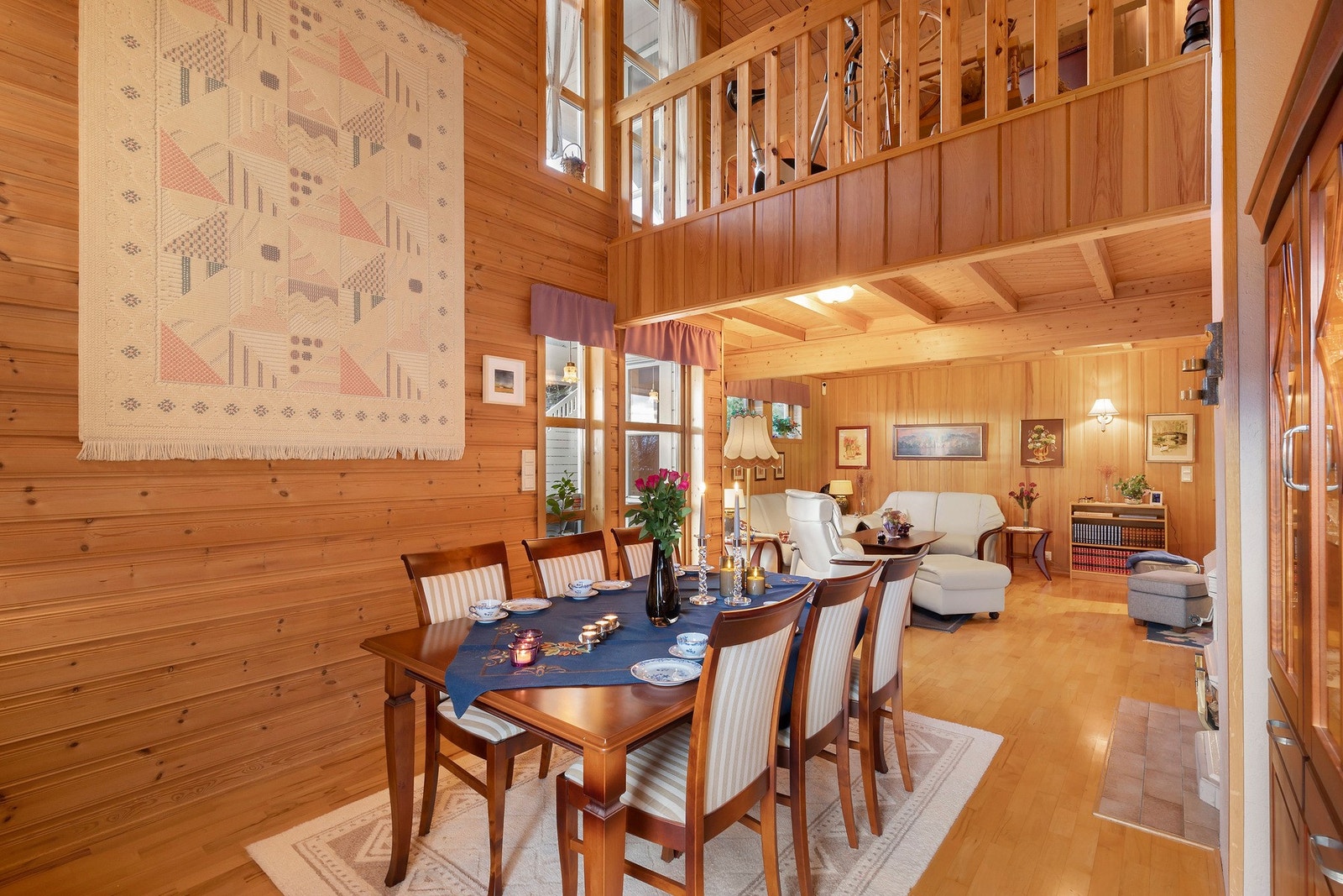 Åpent til loftstuen - På opprinnelige byggetegninger er loftstue inntegnet som hems. Galleribilde