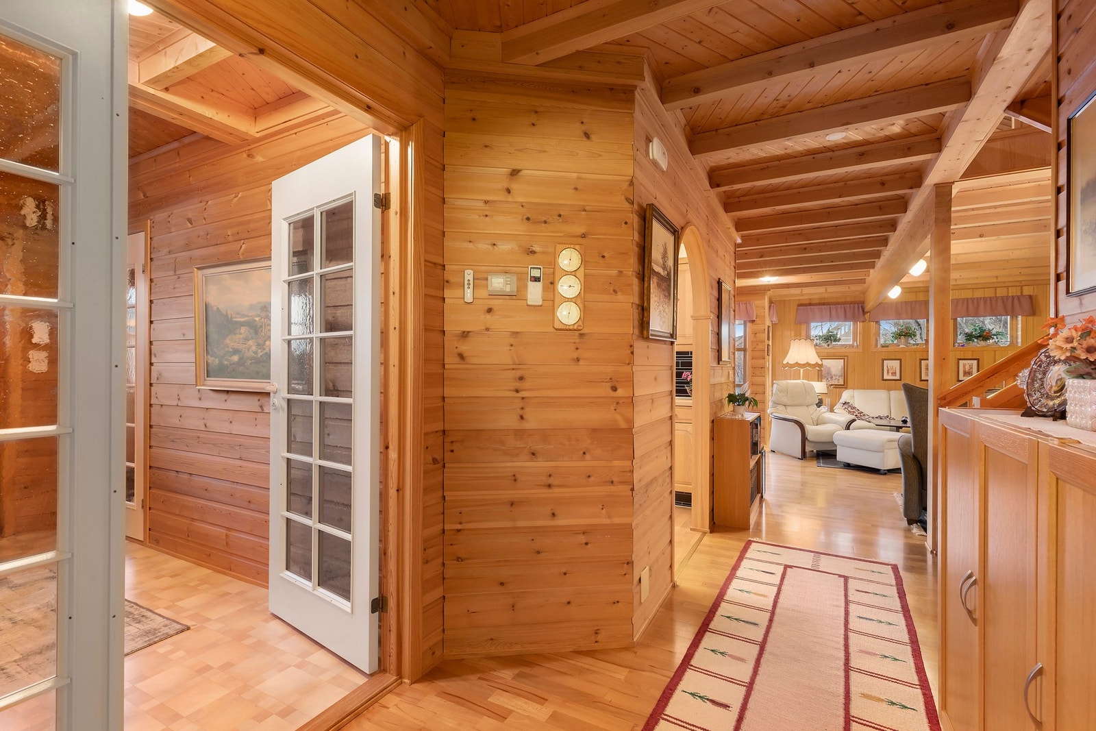 Velkommen inn! Boligen strekker seg over 3 etasjer - 1. etasje rommer vindfang, kontor/soverom, toalettrom, bod, kjøkken og stue med utgang til hagen. Galleribilde