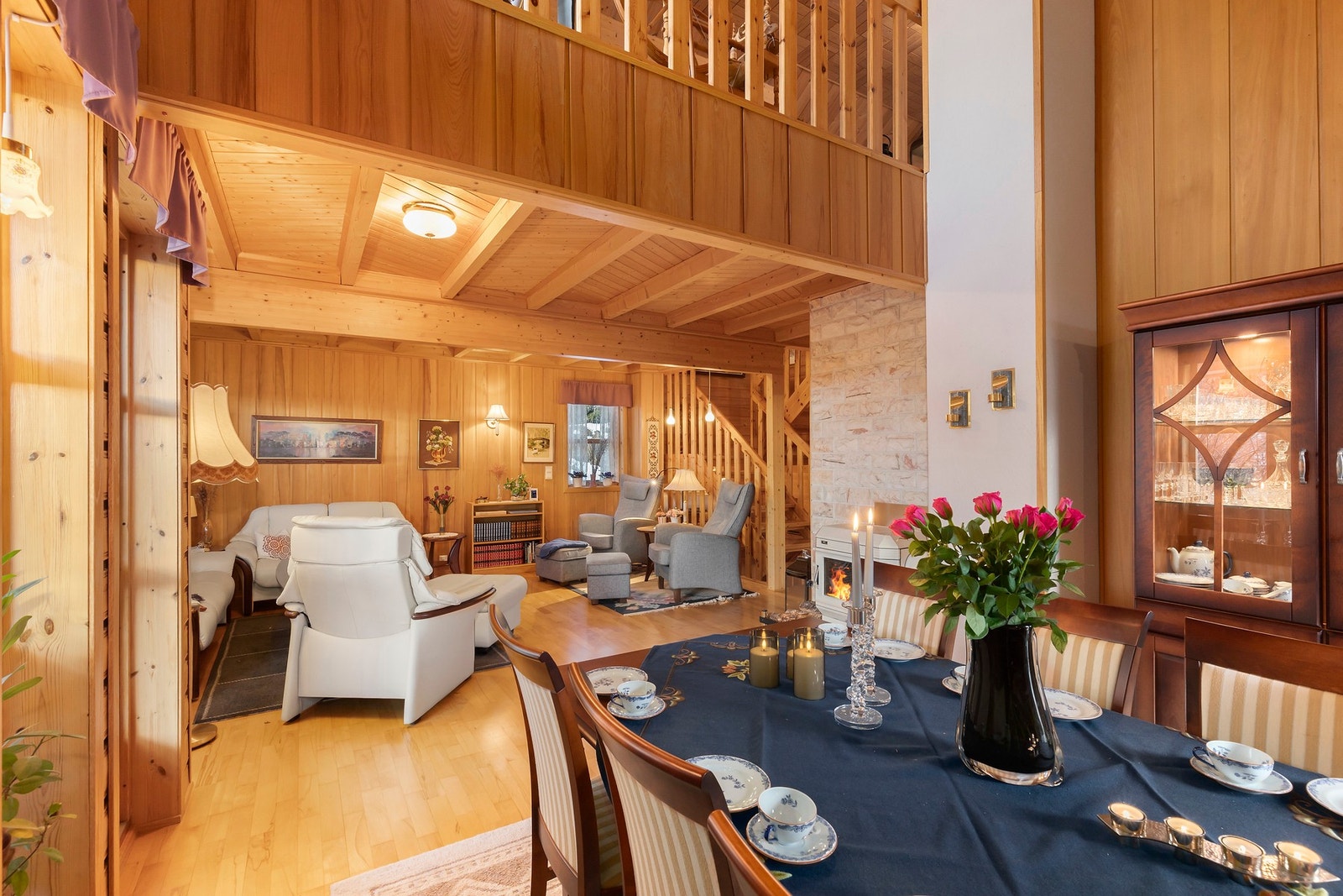 Spisestue som knytter stue og kjøkken sammen. Galleribilde