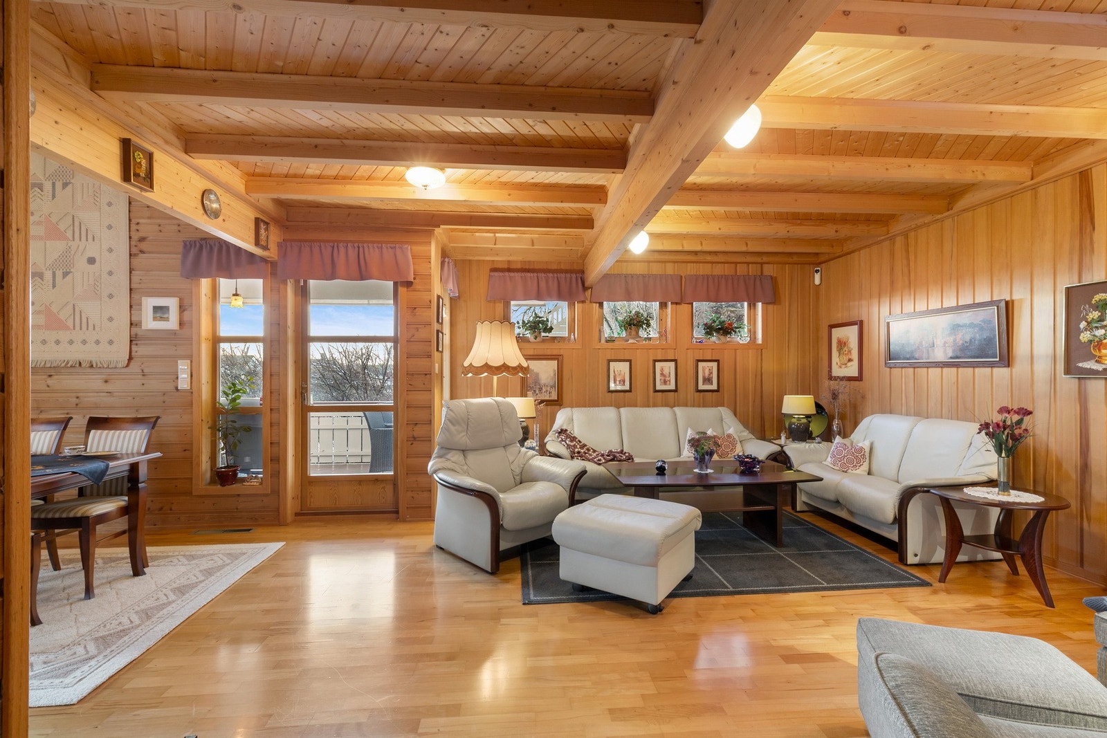 Panel på vegger er av brasiliansk furu. Det er parkett på gulv og panel i himling. Galleribilde