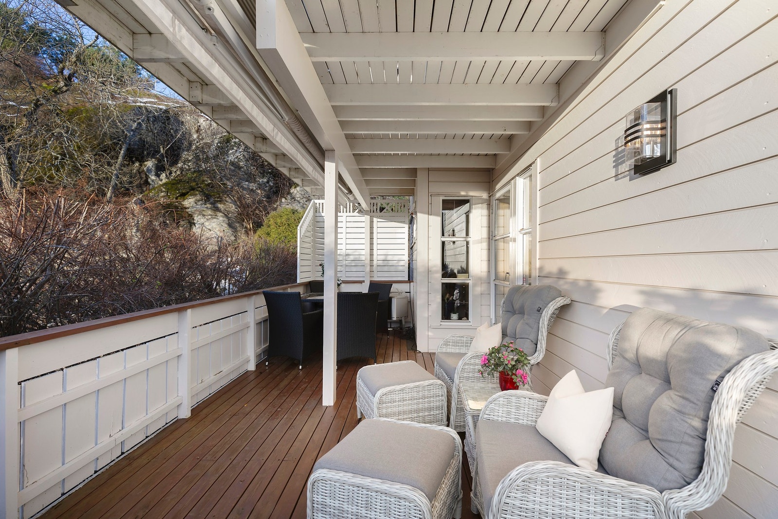 Terrasse med god plass til diverse utemøblement. Det er også balkong med utgang fra loftstuen. Galleribilde