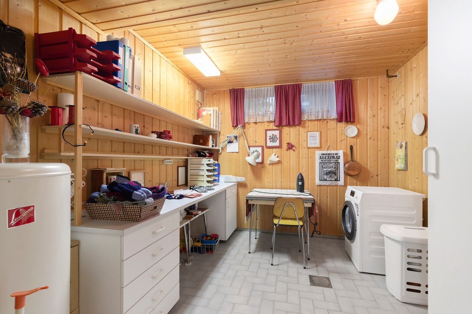 Vaskerom i kjeller med flis på gulv, gulvvarme, bereder, skyllekum og opplegg for vaskemaskin. Galleribilde