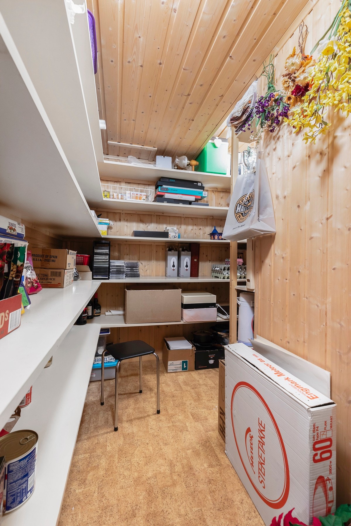 Praktisk, vinklet bod i kjeller med hyllesystemer. Bod i 1. etasje har tilsvarende hyllesystemer. Galleribilde