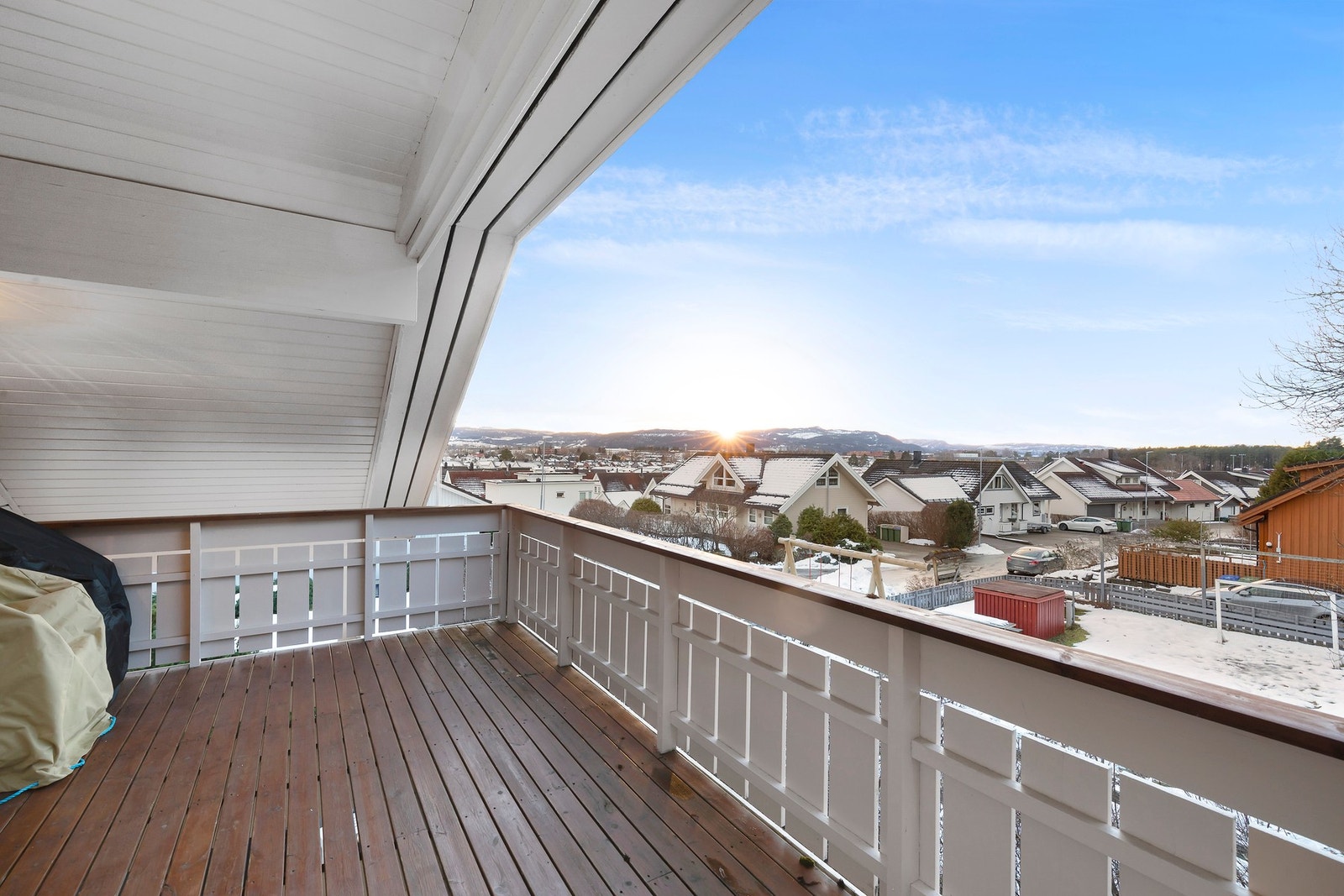 Takoverbygd balkong på 12 m² med utsikt og kveldssol. Galleribilde
