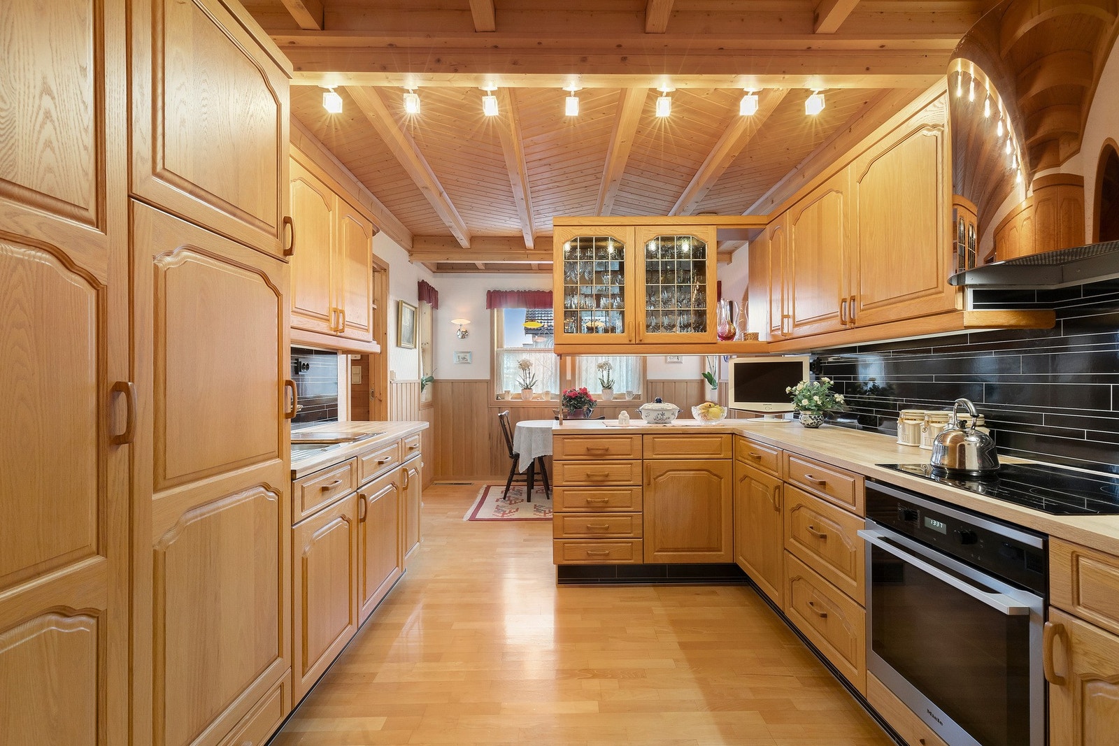 Kjøkken som står i stil med boligen - God skap- og benkeplass. Galleribilde