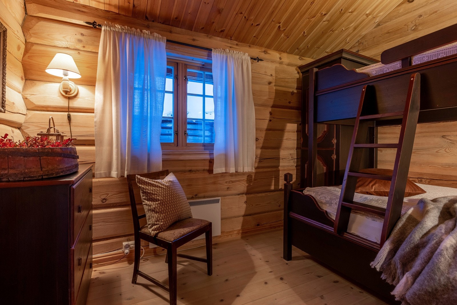 Soverom II med familiekøyeseng, her er det plass til 3 personer Galleribilde