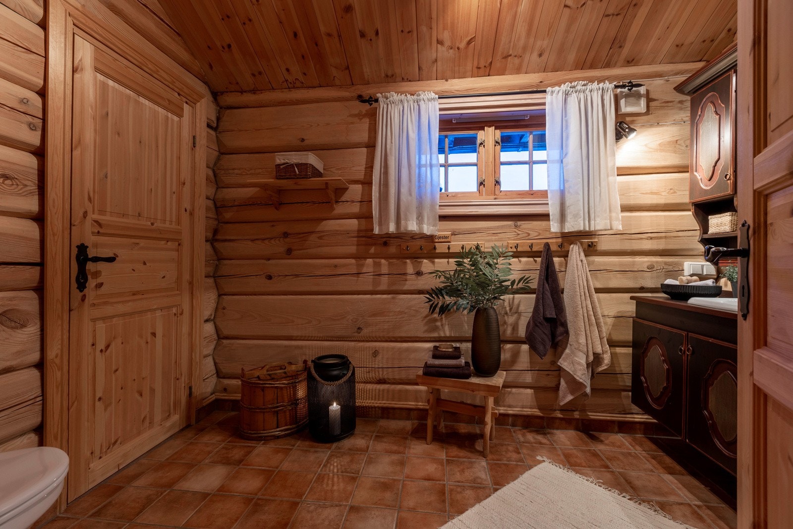 Innenfor her er rommet egentlig tenkt som badstue men aldri blitt gjennomført. Pr i dag benyttes dette som en bod. Galleribilde