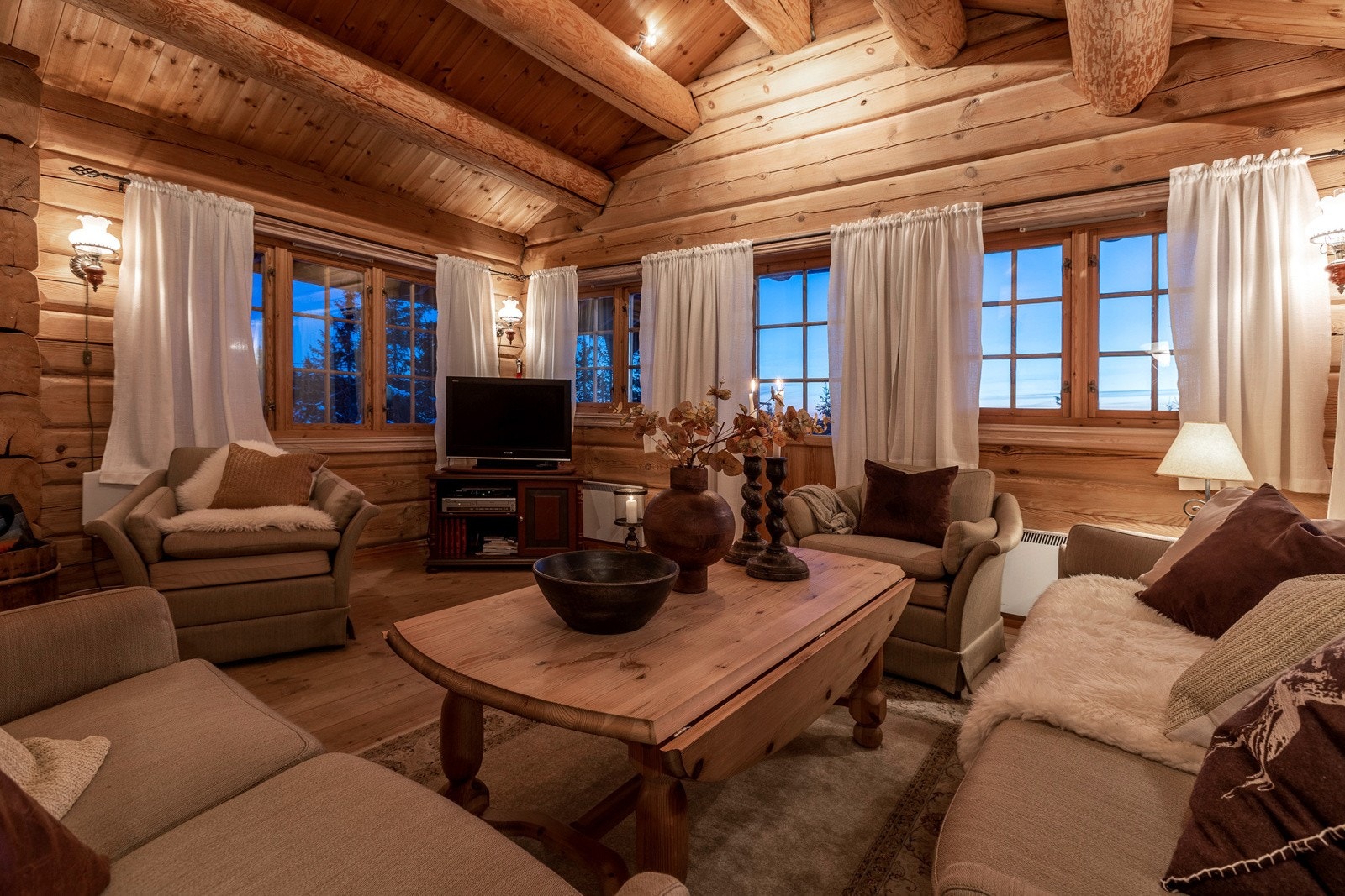 Møbler og inventar medfølger utenom personlige eiendeler, ta kontakt for mer informasjon Galleribilde