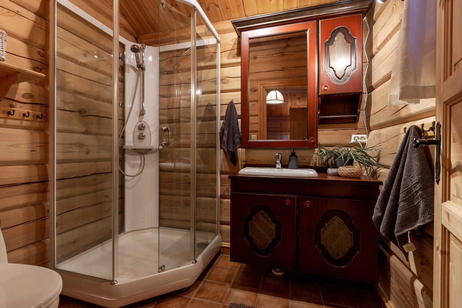 Det er totalt tre bad/wc på tunet, dette badet tilhører hovedsoverommet og har flislagt gulv med varmekabler. Innredningen er levert av samme leverandør som kjøkken, toalett og dusjkabinett. Galleribilde