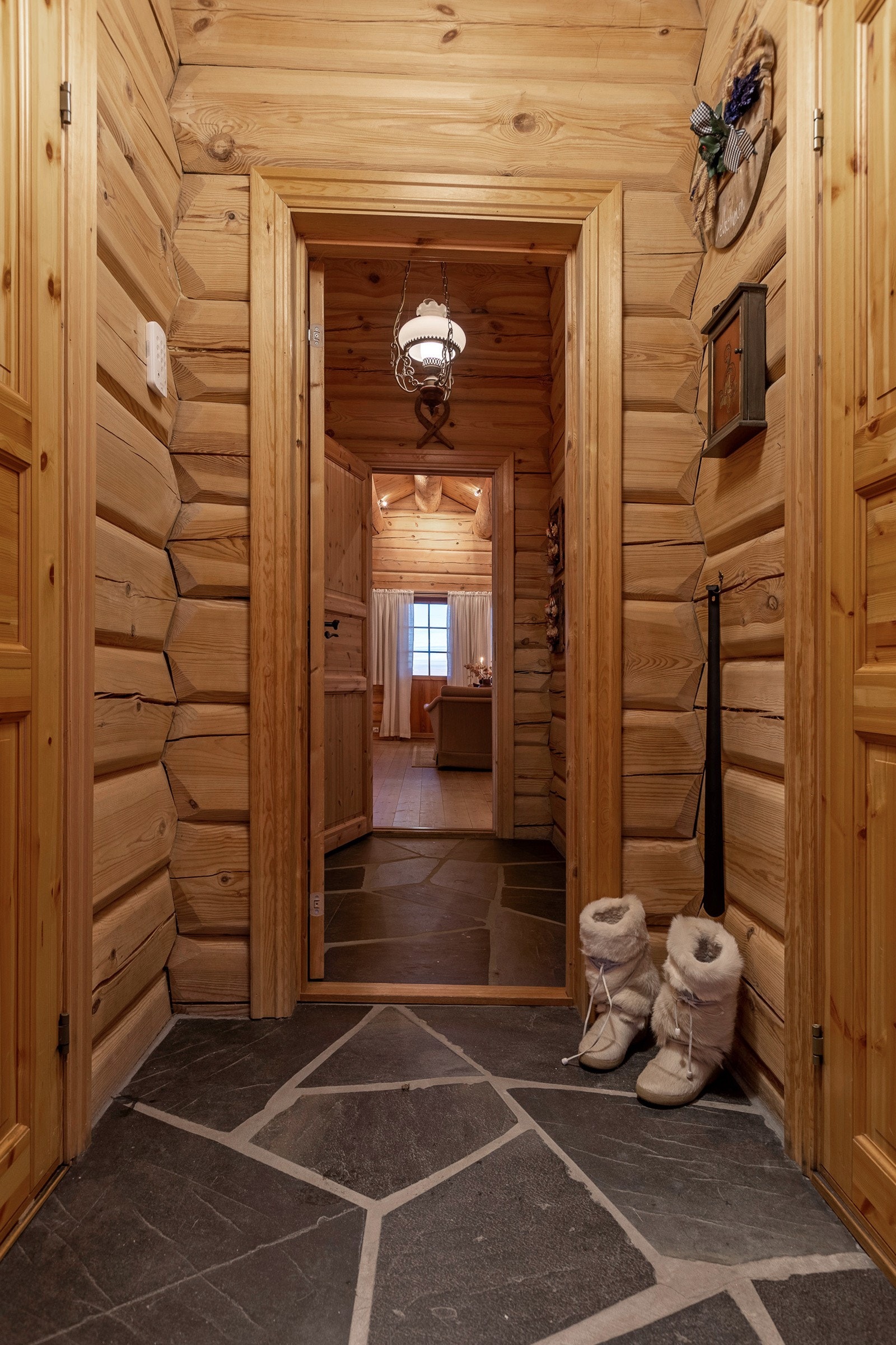 Gangen har varmekabler og skiferstein, alle rom er ellers i ubehandlet tømmer Galleribilde