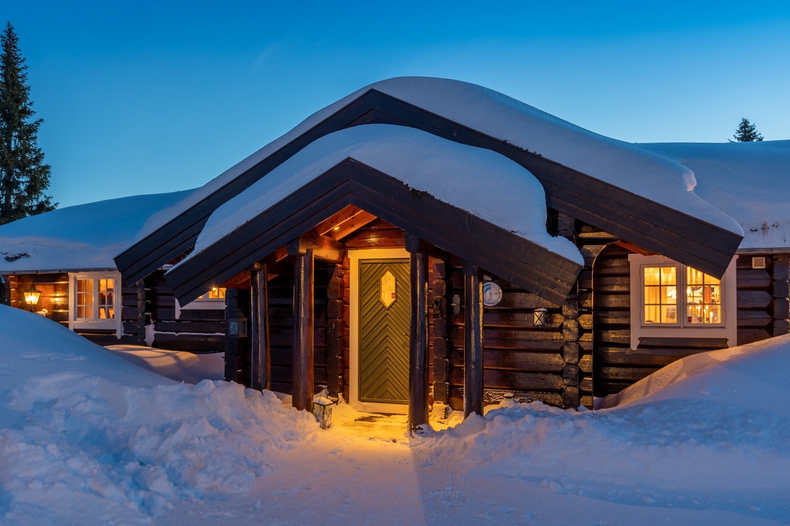 Overbygd inngangsparti og hyggelig belysning hytta Galleribilde