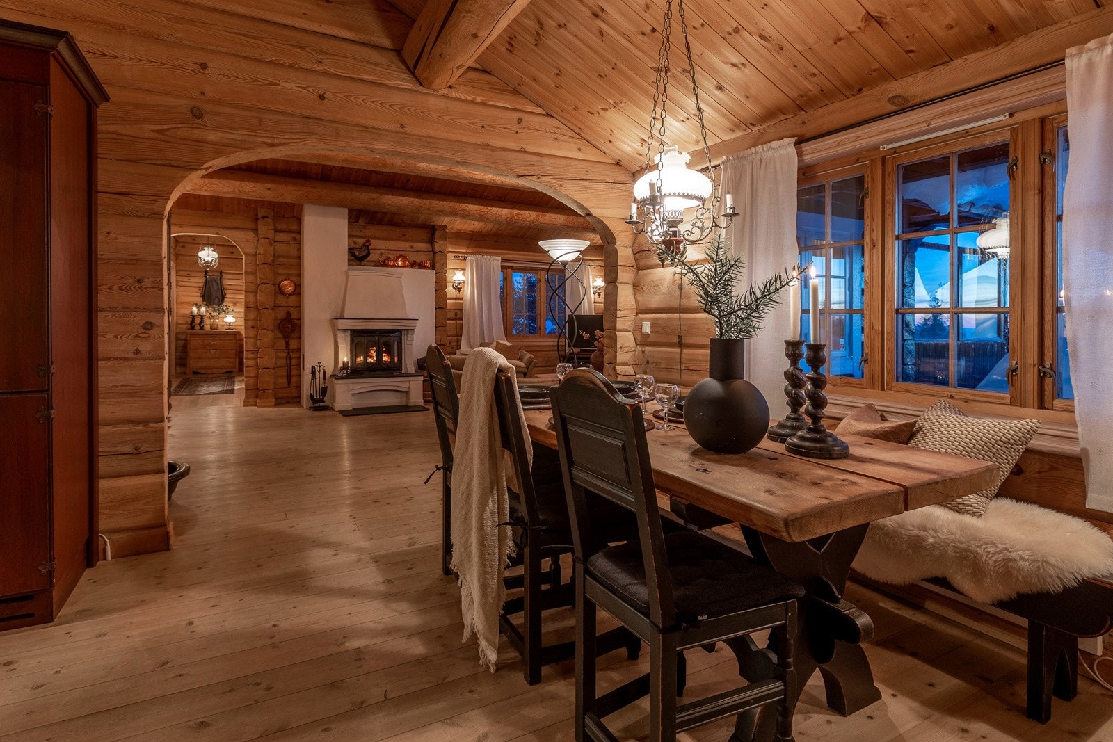 Spisemøblement ligger strategisk til ved kjøkkenet Galleribilde