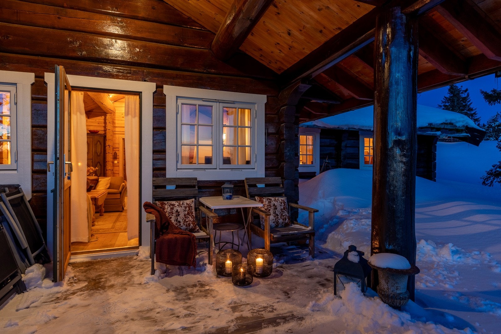 Overbygd veranda og glassvegg mot nord, skjerming for vinden Galleribilde