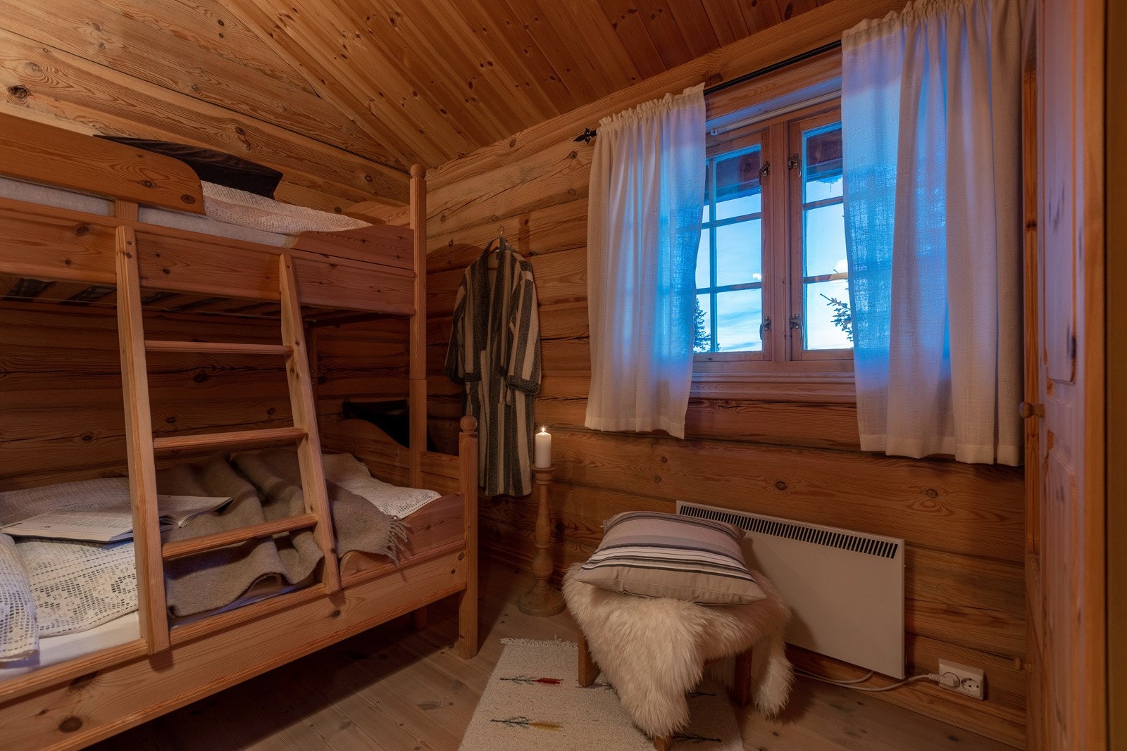 Soverom III og med trehvit familiekøyeseng, totalt 3 sengeplasser Galleribilde