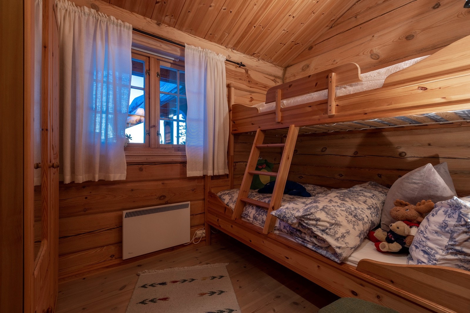 4.soverommet med familiekøyeseng, totalt 11 sengeplasser i selve hytta. Galleribilde