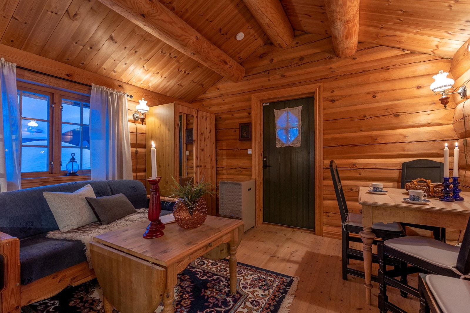 Annekset er delt i to rom, samme stil som hovedhytta Galleribilde