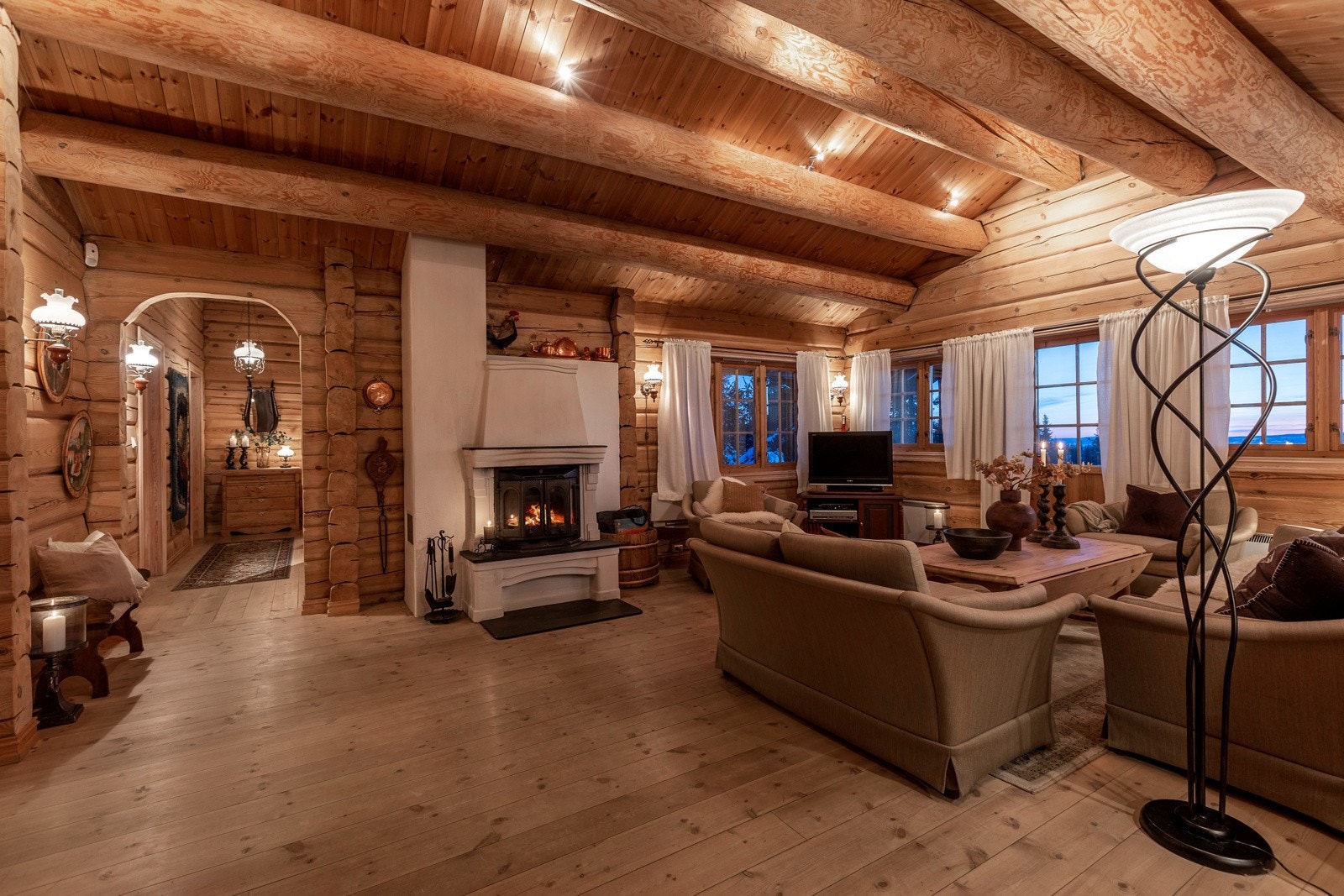 Hytta varmes opp via peis og varmepumpe på stue, varmekabler på flislagte gulv i gang og bad/wc samt noen panelovner Galleribilde