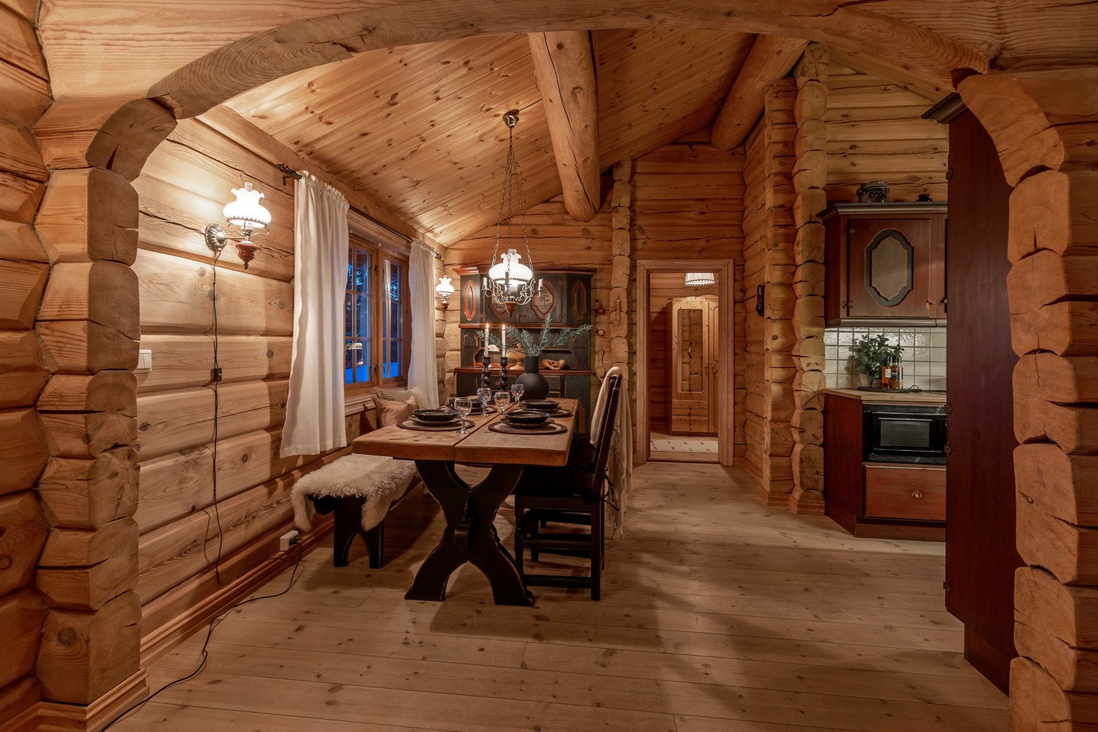 Stort og romslig kjøkkenbord med langbenk og stoler Galleribilde