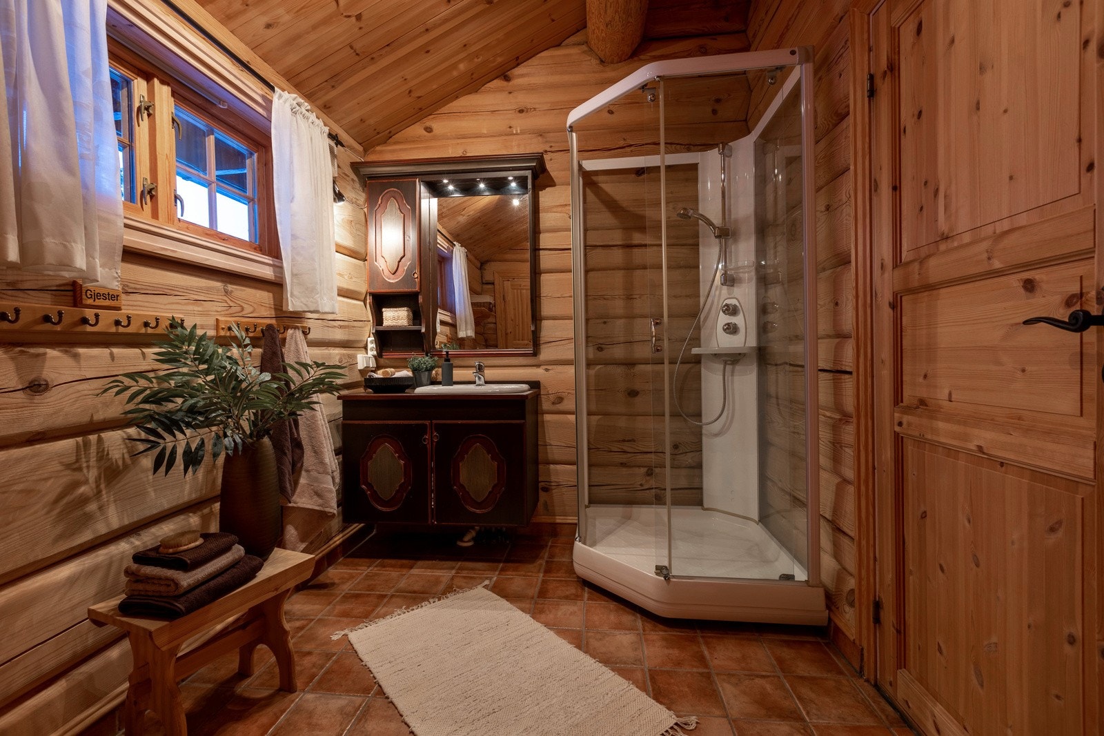 Bad/wc nr 2, romslig plass med innredning, dusjkabinett og toalett. Galleribilde