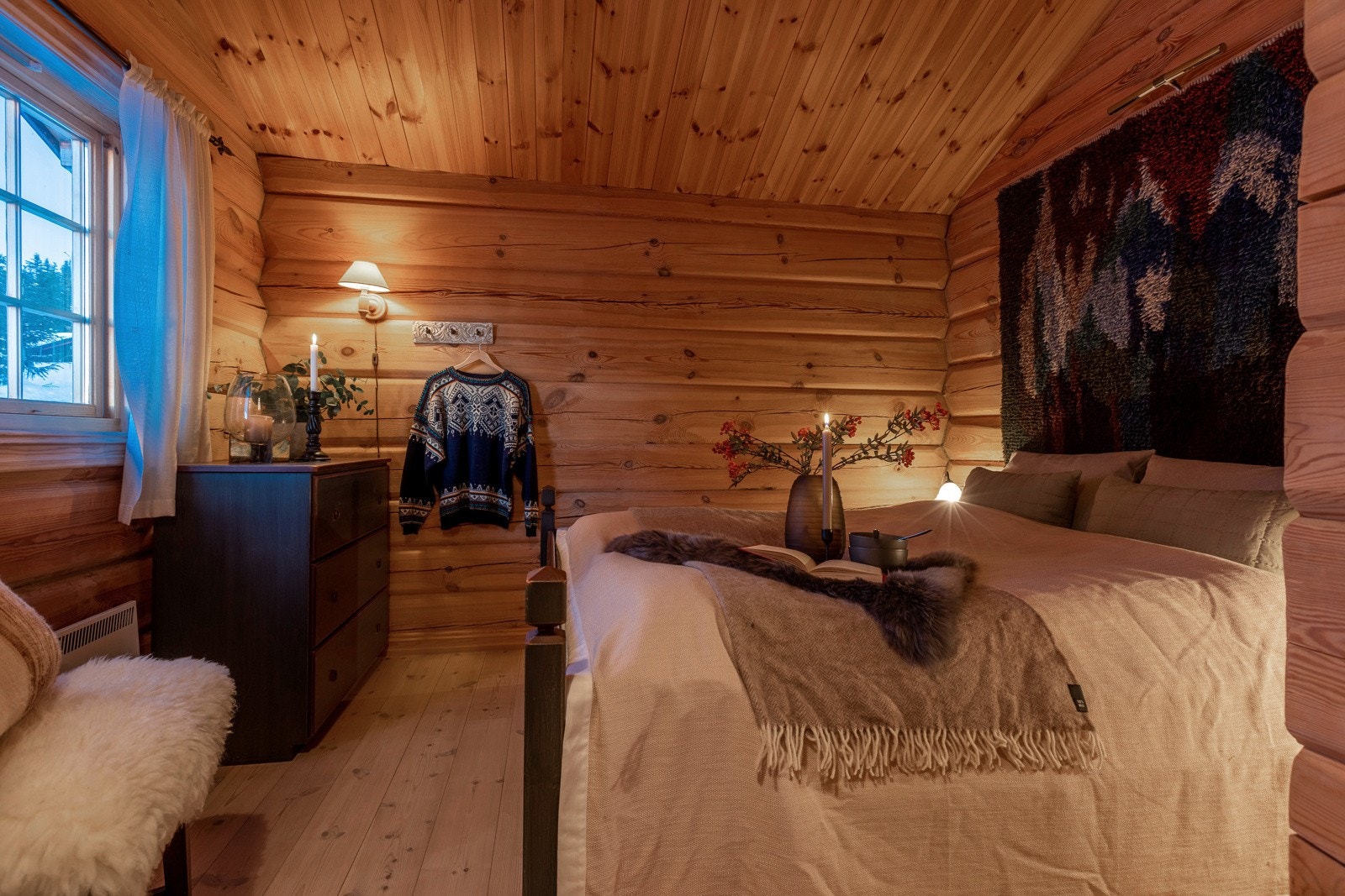 Totalt 5 soverom på tunet, 4 ligger i hytta og det siste i annekset. Hovedsoverom med bla. god plass til dobbeltseng Galleribilde