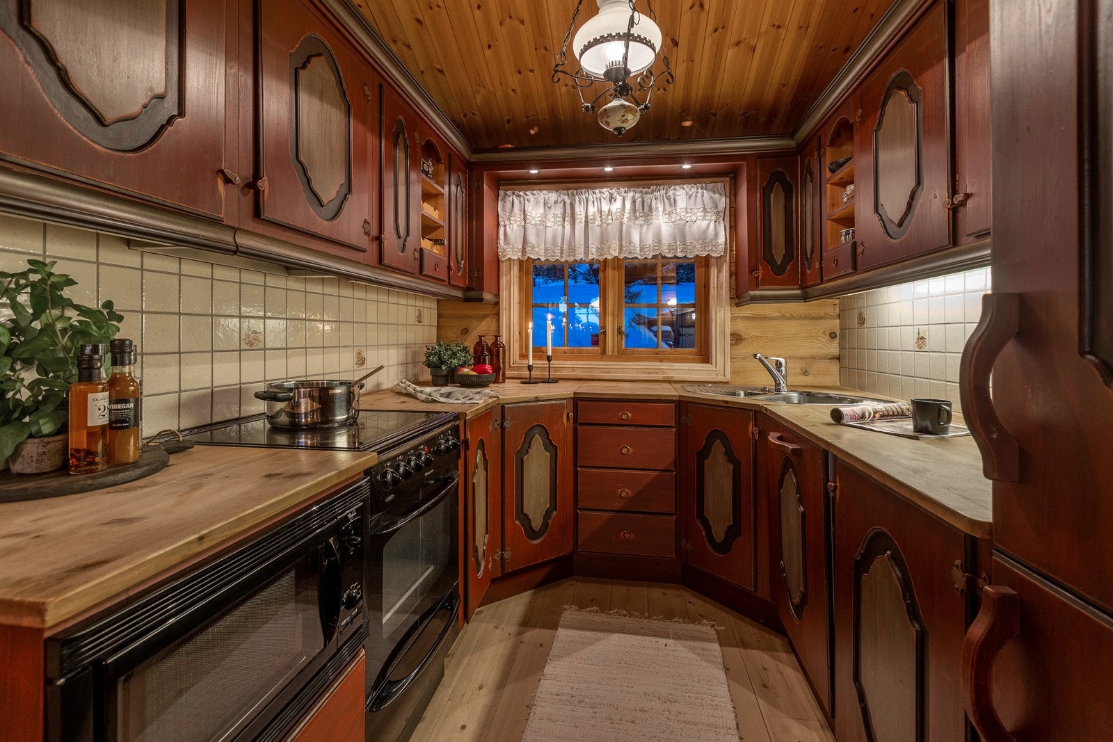 Kjøkkeninnredning er spesialtilpasset samt satt opp av lokale håndverkere Galleribilde