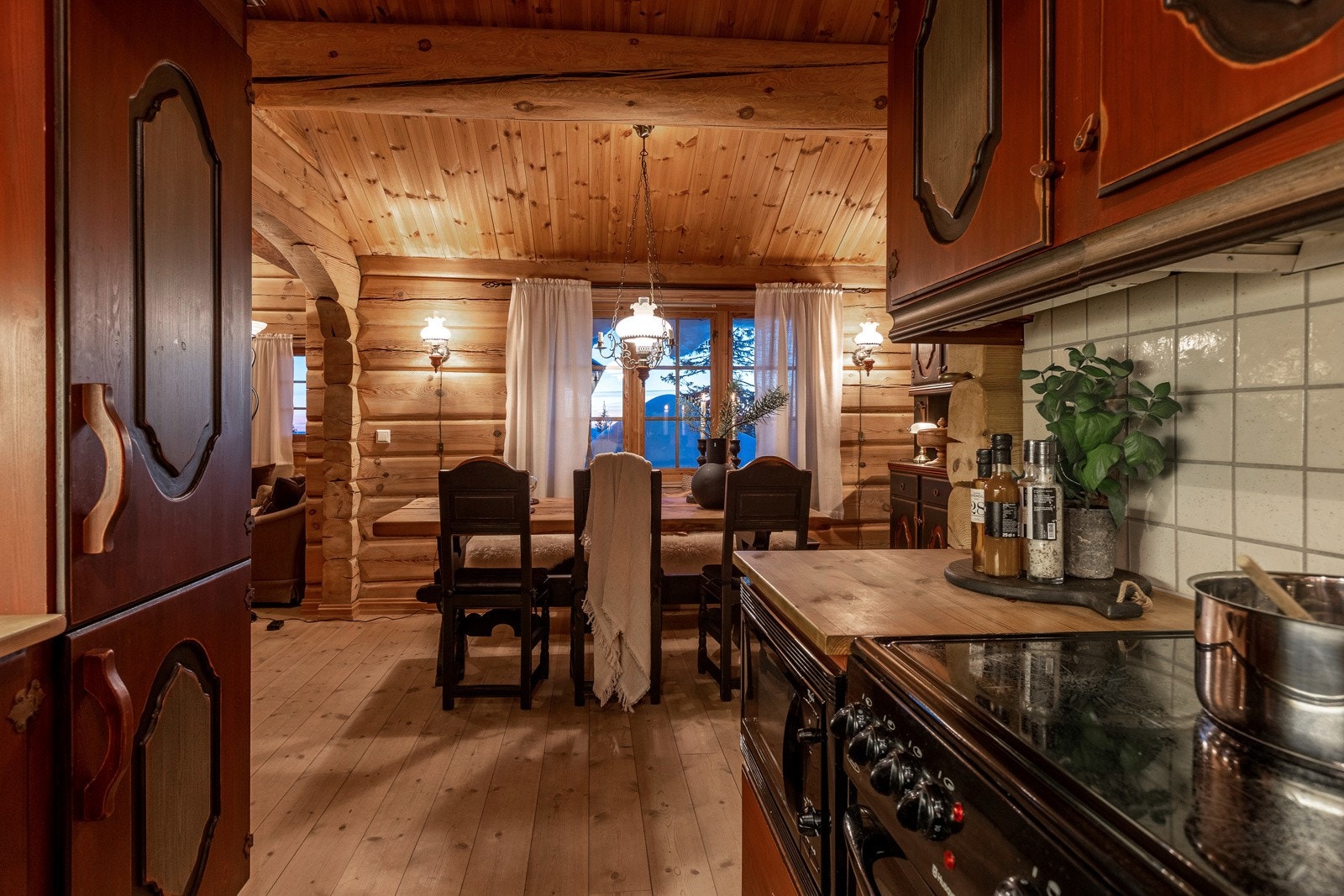 Frittstående komfyr, mikro, oppvaskmaskin samt kjøl- og fryseskap Galleribilde