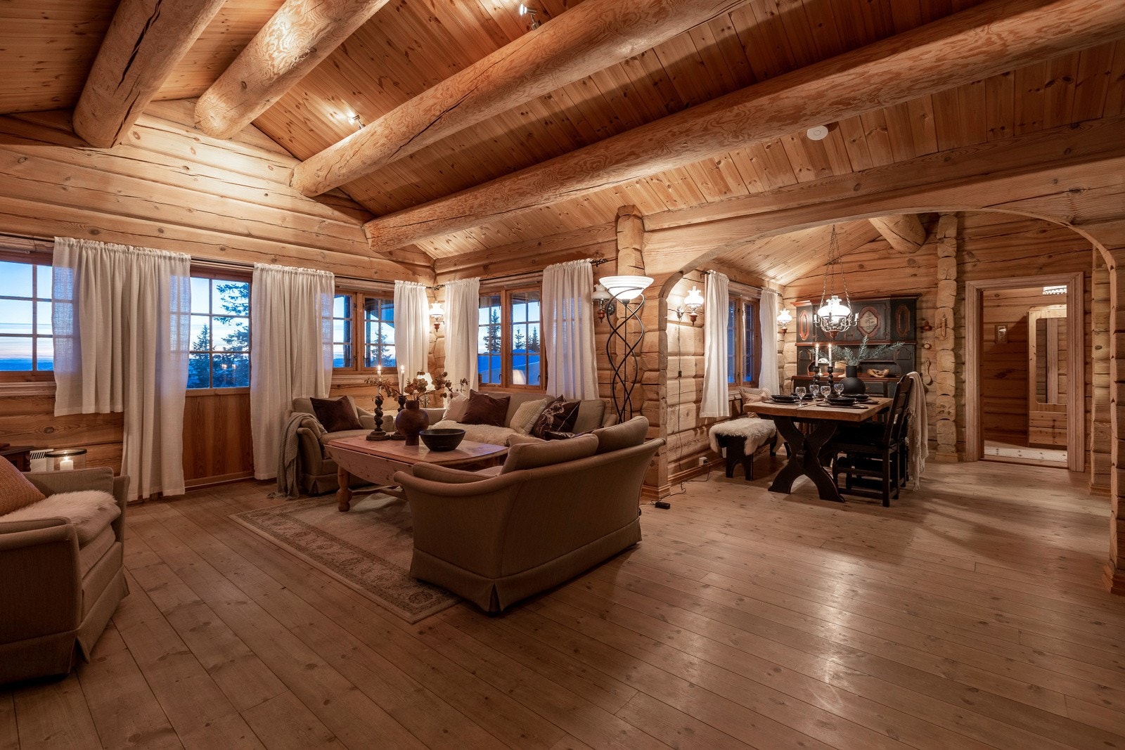 Fra stua er det utgang til verandaen og videre ut på tomta Galleribilde