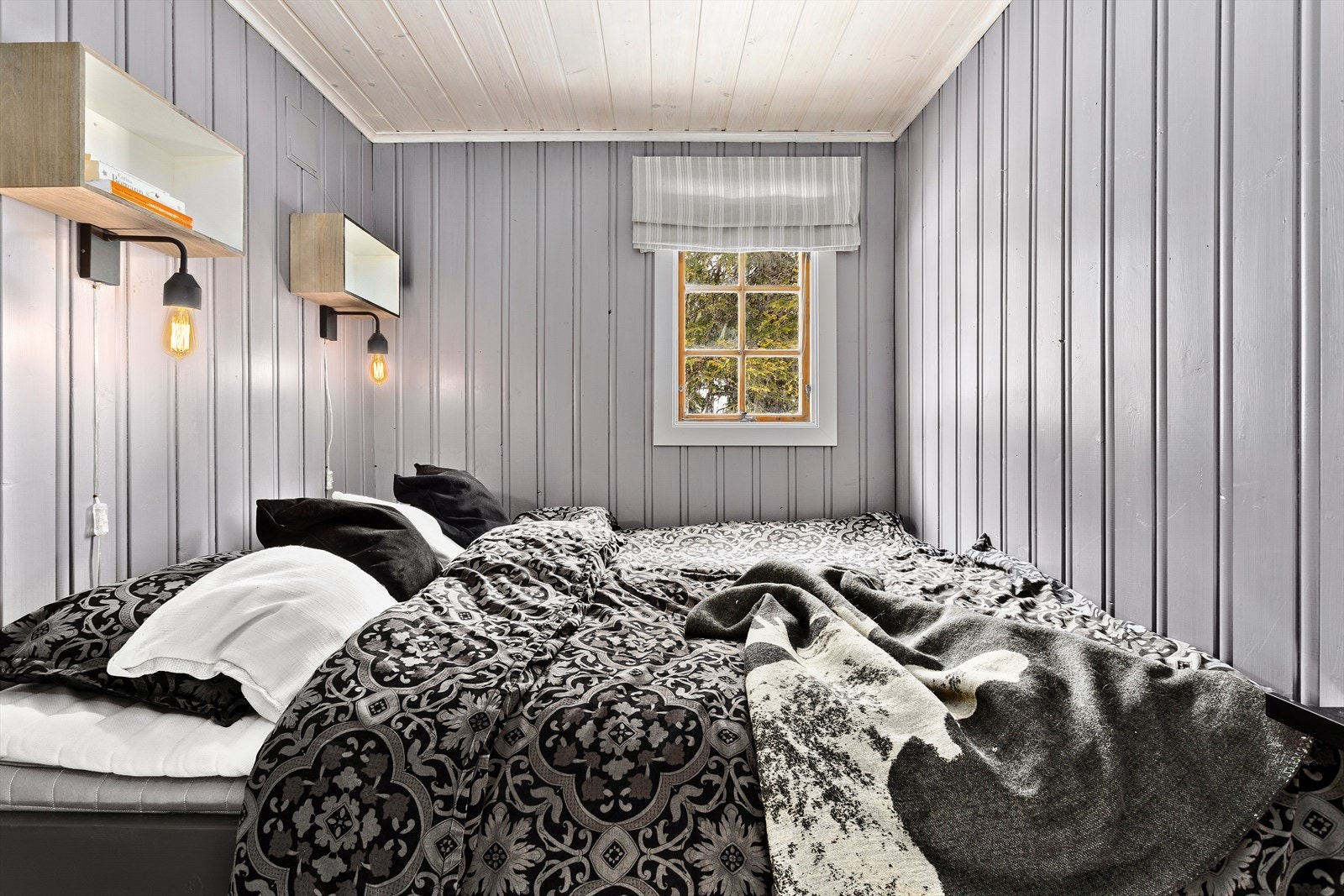 Rommet har god plass til dobbeltseng. - Rommet er ikke godkjent for varig opphold. Galleribilde