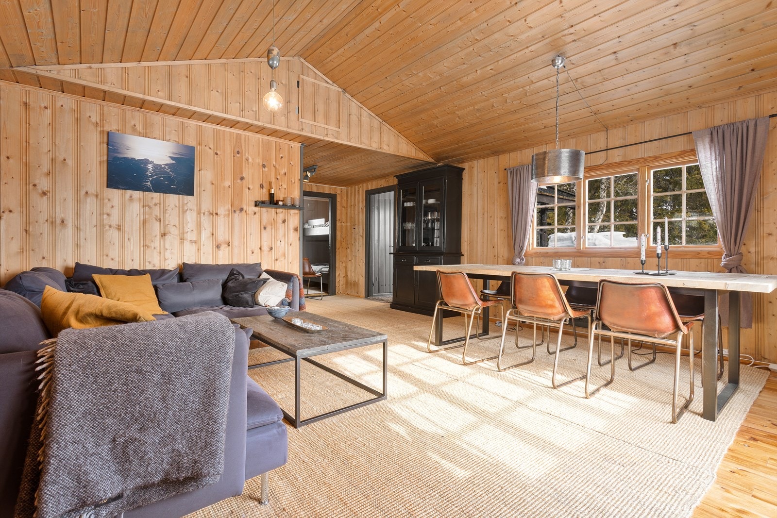 Lys og pen stue med sjarmerende stil, tregulv av furu og vegger med trepanel. Galleribilde