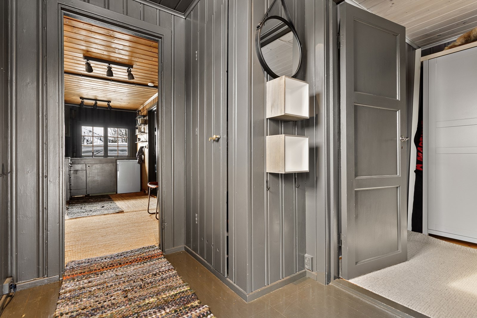 Romslig gang med rom for oppheng av yttertøy. Galleribilde