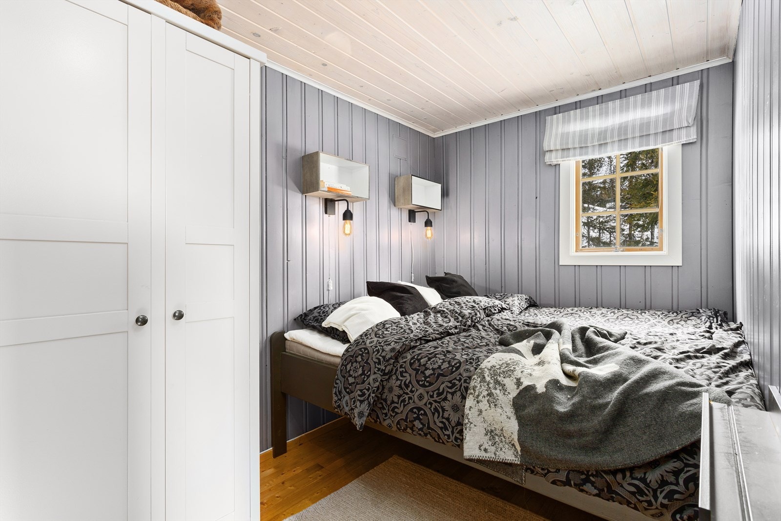 Boligen har 2 romslige soverom og et innredet rom med god plass til mange gjester. Galleribilde