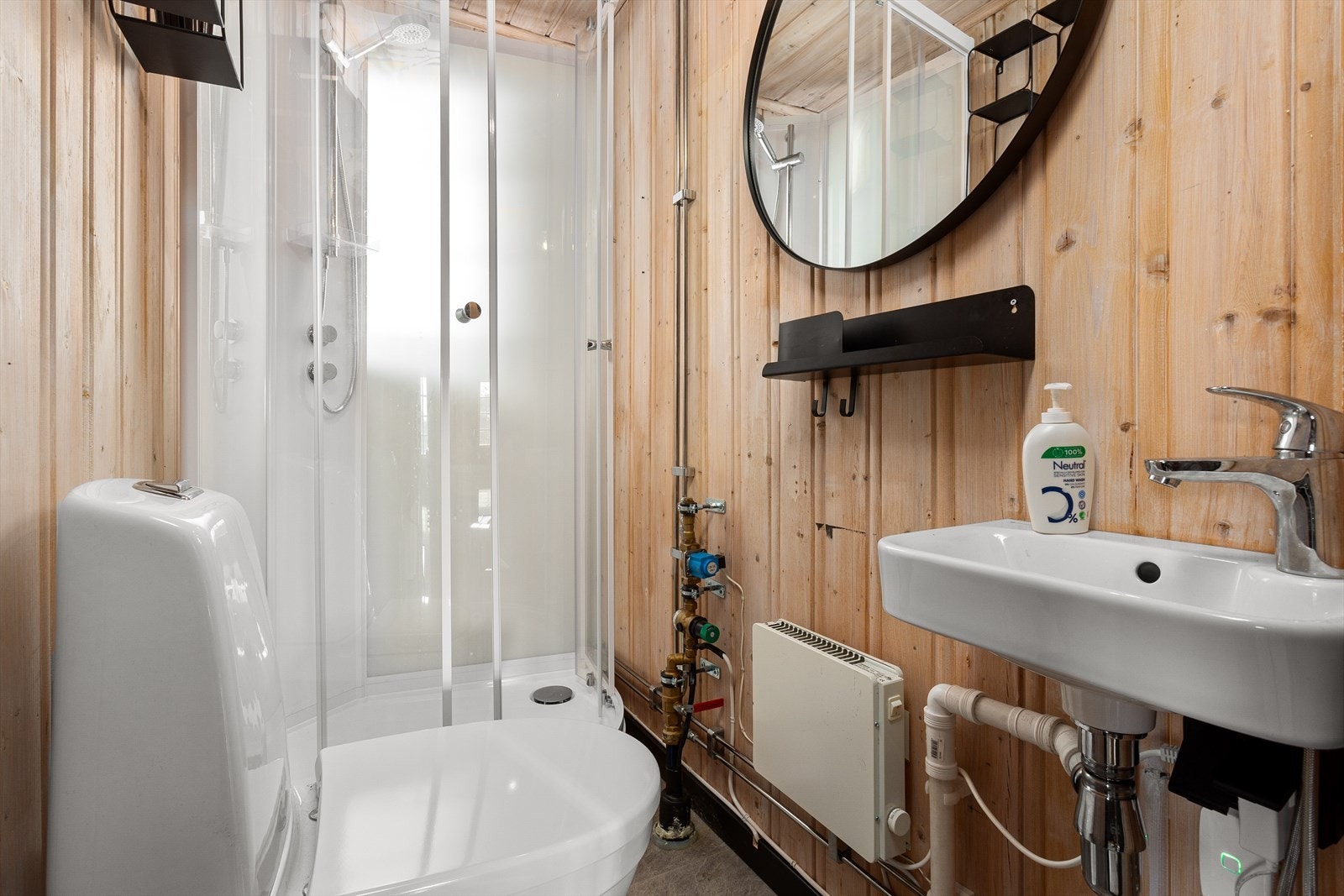 Enkelt "hyttebad" som ble etablert i 2024, ifølge eier. Badet er utstyrt med servant, toalett og dusjkabinett. Galleribilde