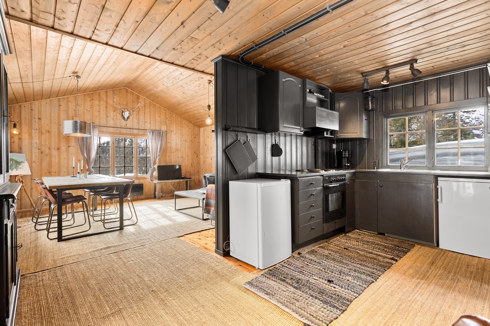 Åpen stue/kjøkken løsning bidrar til å gjøre rommet til et sosialt allrom. Galleribilde