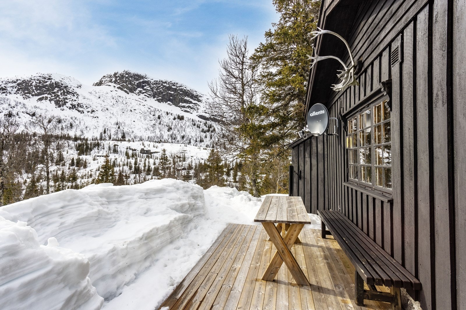 Eiet utsiktstomt med nydelig utsikt til Haglebunatten. Skjermede omgivelser, ingen naboer tett på. Galleribilde