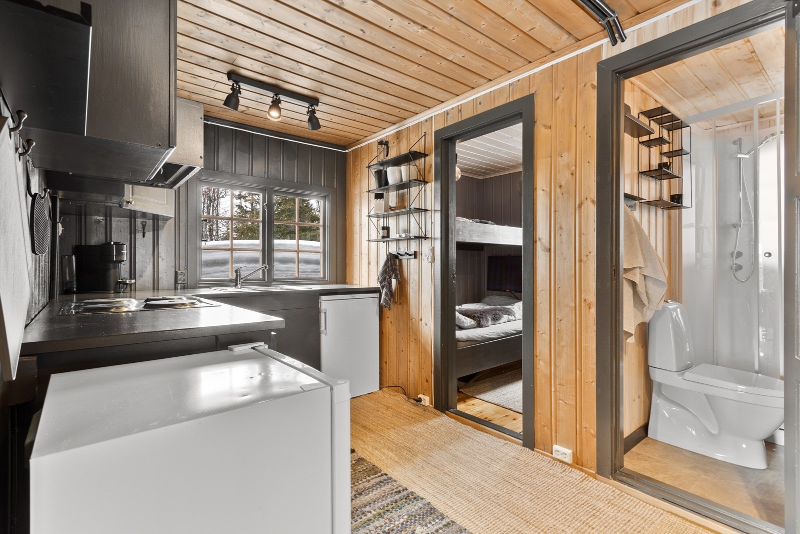 Kjøkkenet har innredning med glatte og profilerte fronter. Benkeplaten er av malt heltre. Galleribilde