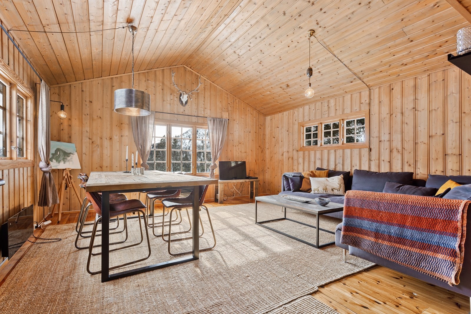 Hytten er svært innbydende i varm og lun stil. Galleribilde