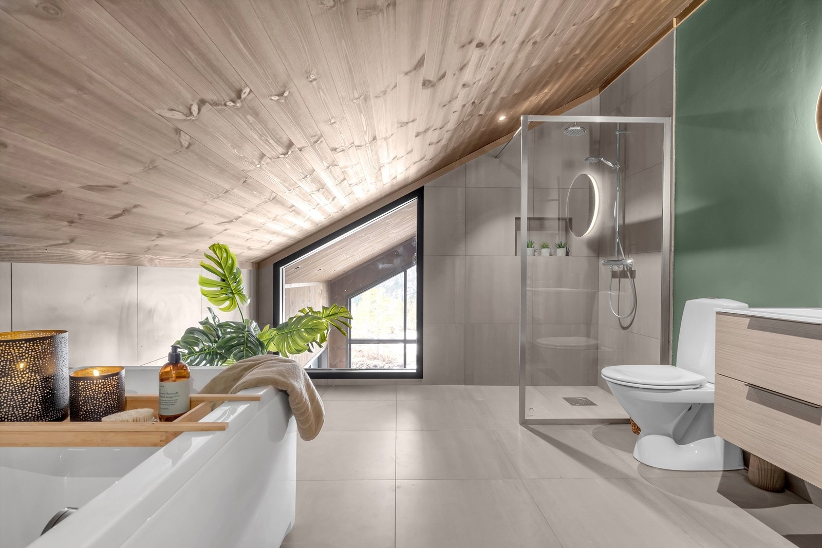 Badet er innredet med badekar, dusj, toalett og servant med innredning. Galleribilde