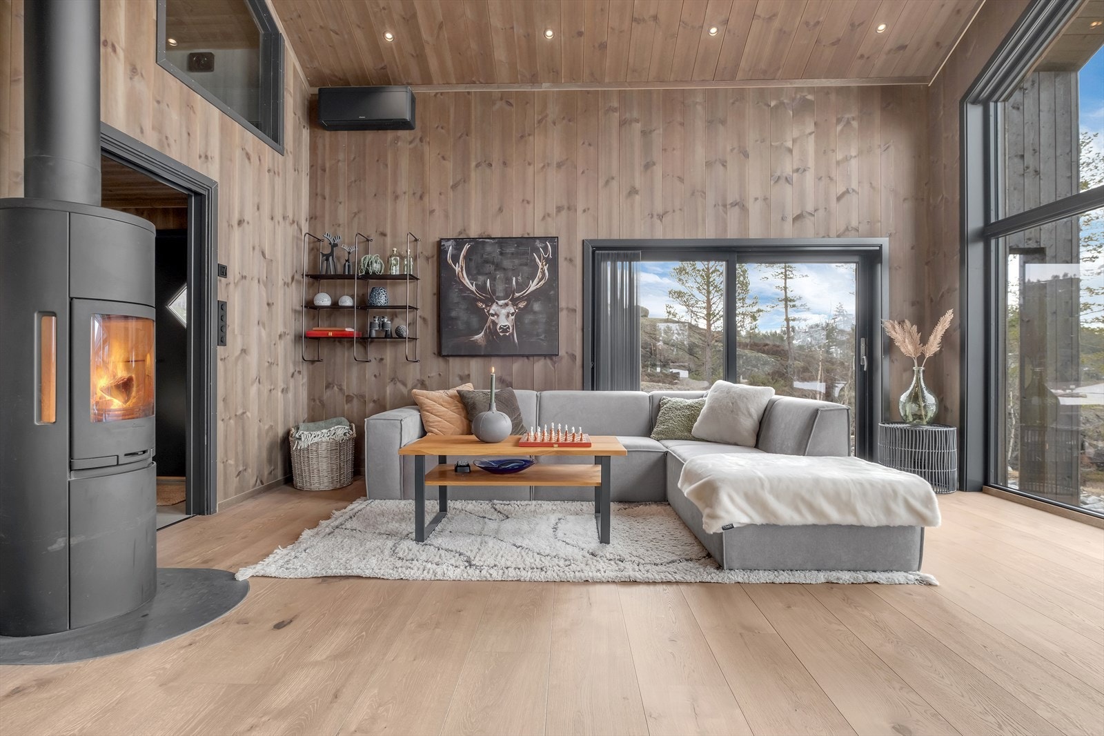 Behagelig oppvarming med gulvvarme, vedovn og varmepumpe sikrer godt inneklima året rundt. Galleribilde